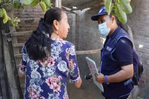 Acción preventiva se realiza con la visita de los inspectores sanitarios debidamente uniformados y acreditados, quienes recorren casa por casa, espacios públicos y establecimientos comerciales.