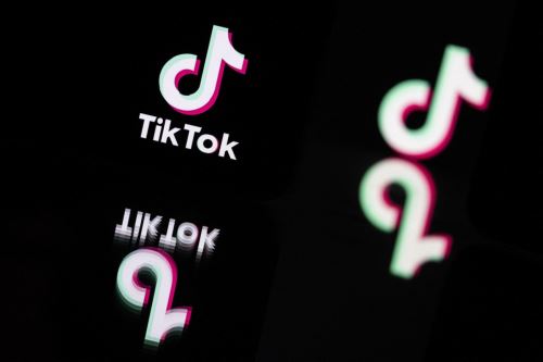 En abril de 2024, TikTok fue prohibido en Estados Unidos por motivos de seguridad nacional, debido a las dudas sobre la seguridad de los datos de los usuarios y sus supuestos vínculos con el Gobierno chino.