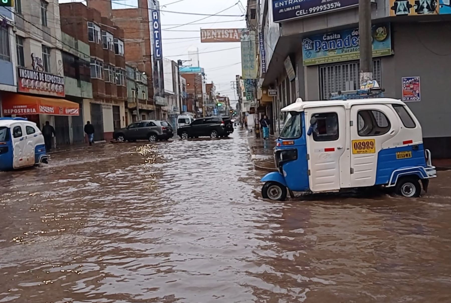 Varias calles de la ciudad de Juliaca quedaron totalmente anegadas a consecuencia de la lluvia de extrema intensidad que se registró durante más de ocho horas. ANDINA/Difusión