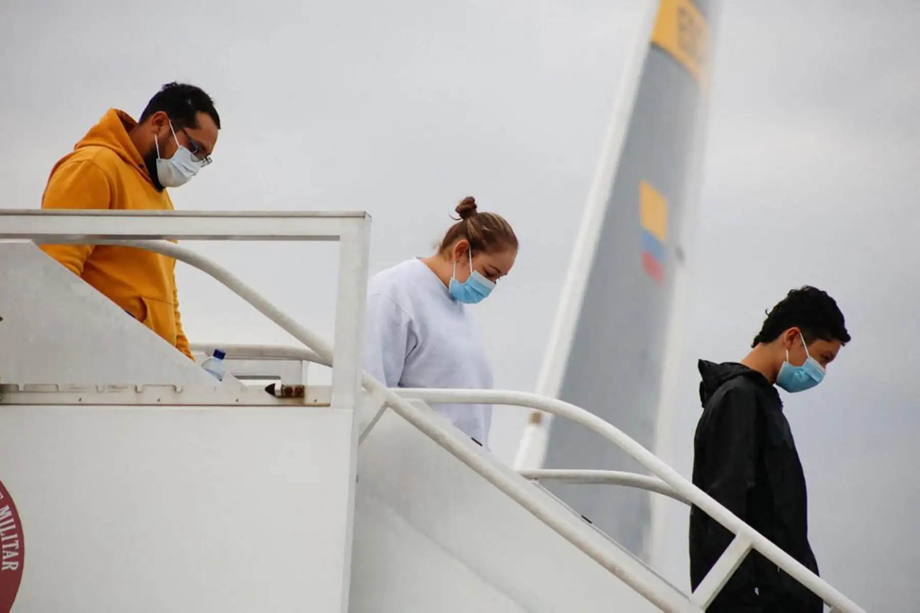 Dos aviones de la Fuerza Aérea de Colombia llegaron este martes a Bogotá con unos 200 migrantes deportados por Estados Unidos, luego de superarse las tensiones diplomáticas con el gobierno de Donald Trump, confirmó el presidente Gustavo Petro. Foto: AFP