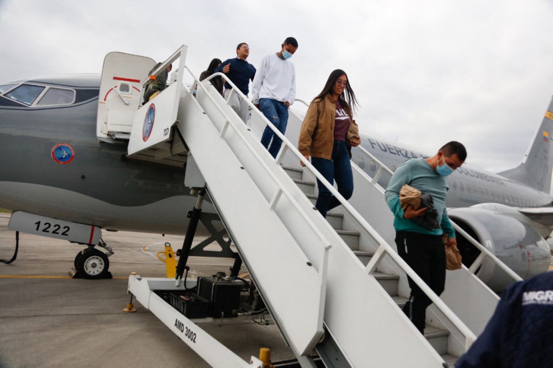 Dos aviones de la Fuerza Aérea de Colombia llegaron este martes a Bogotá con unos 200 migrantes deportados por Estados Unidos, luego de superarse las tensiones diplomáticas con el gobierno de Donald Trump, confirmó el presidente Gustavo Petro. Foto: AFP