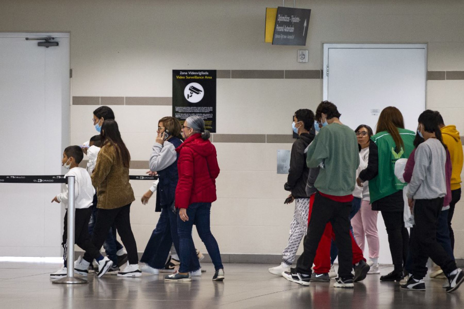 Imágenes difundidas por el gobierno colombiano muestran a los deportados -entre ellos varios menores de edad- bajando las escalerillas de los aviones. Muchos portaban mascarilla pero ninguno llevaba algún tipo de grillete. Foto: AFP