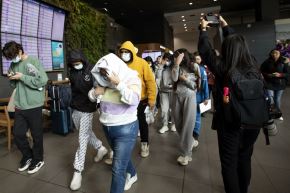 Imágenes difundidas por el Gobierno colombiano muestran a los deportados, entre ellos varios menores, bajando las escalerillas de los aviones. Muchos portaban mascarilla, pero ninguno llevaba algún tipo de grillete. Foto: AFP/Archivo