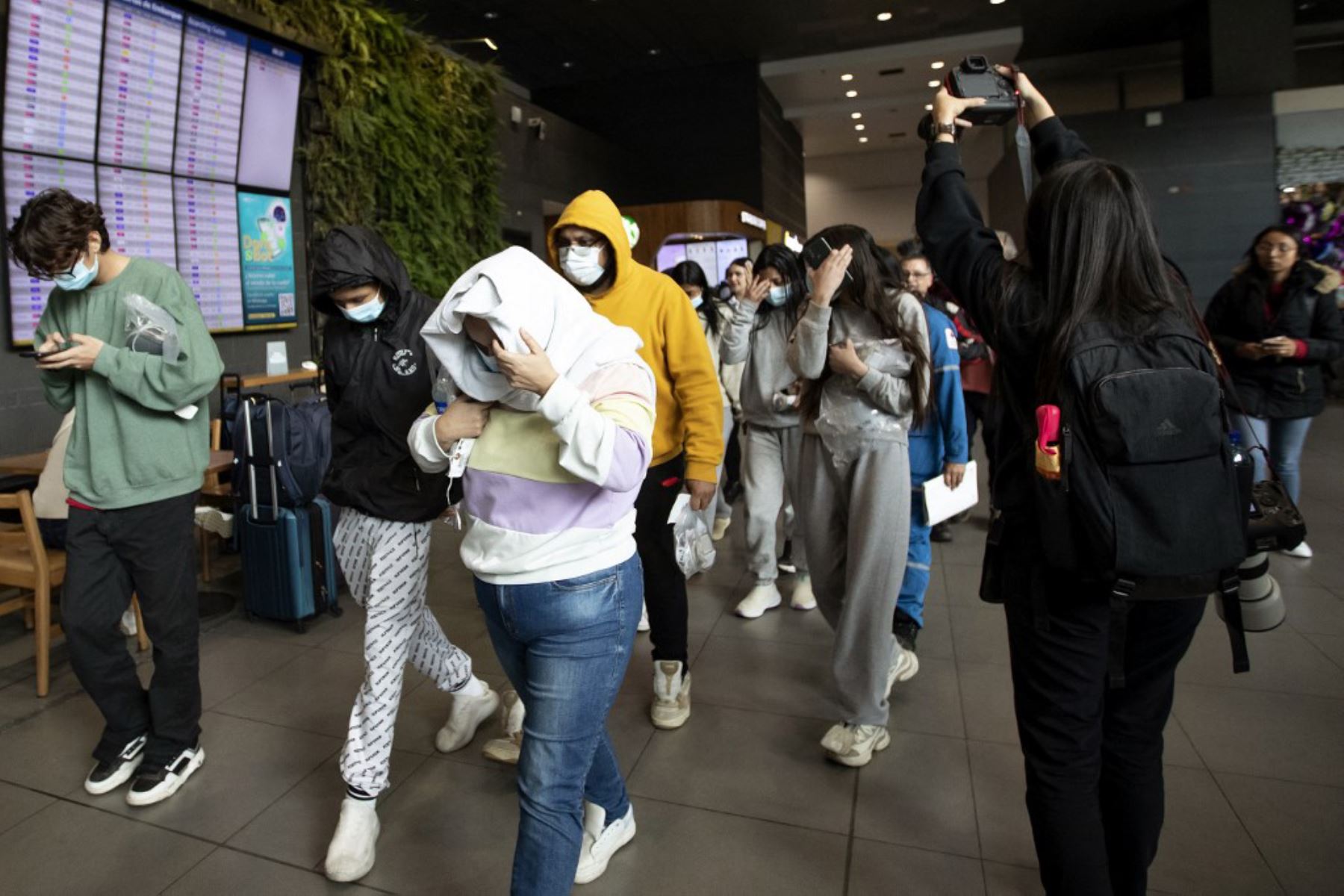 Imágenes difundidas por el Gobierno colombiano muestran a los deportados, entre ellos varios menores, bajando las escalerillas de los aviones. Muchos portaban mascarilla, pero ninguno llevaba algún tipo de grillete. Foto: AFP/Archivo