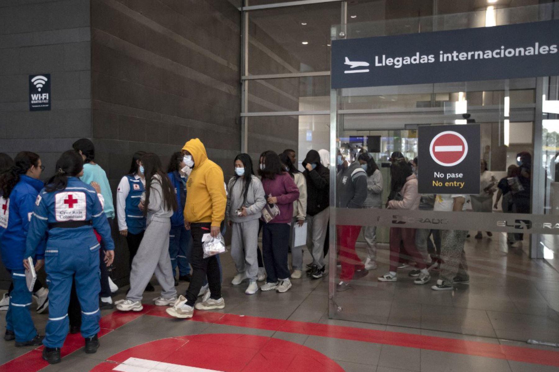 Imágenes difundidas por el gobierno colombiano muestran a los deportados -entre ellos varios menores de edad- bajando las escalerillas de los aviones. Muchos portaban mascarilla pero ninguno llevaba algún tipo de grillete. Foto: AFP