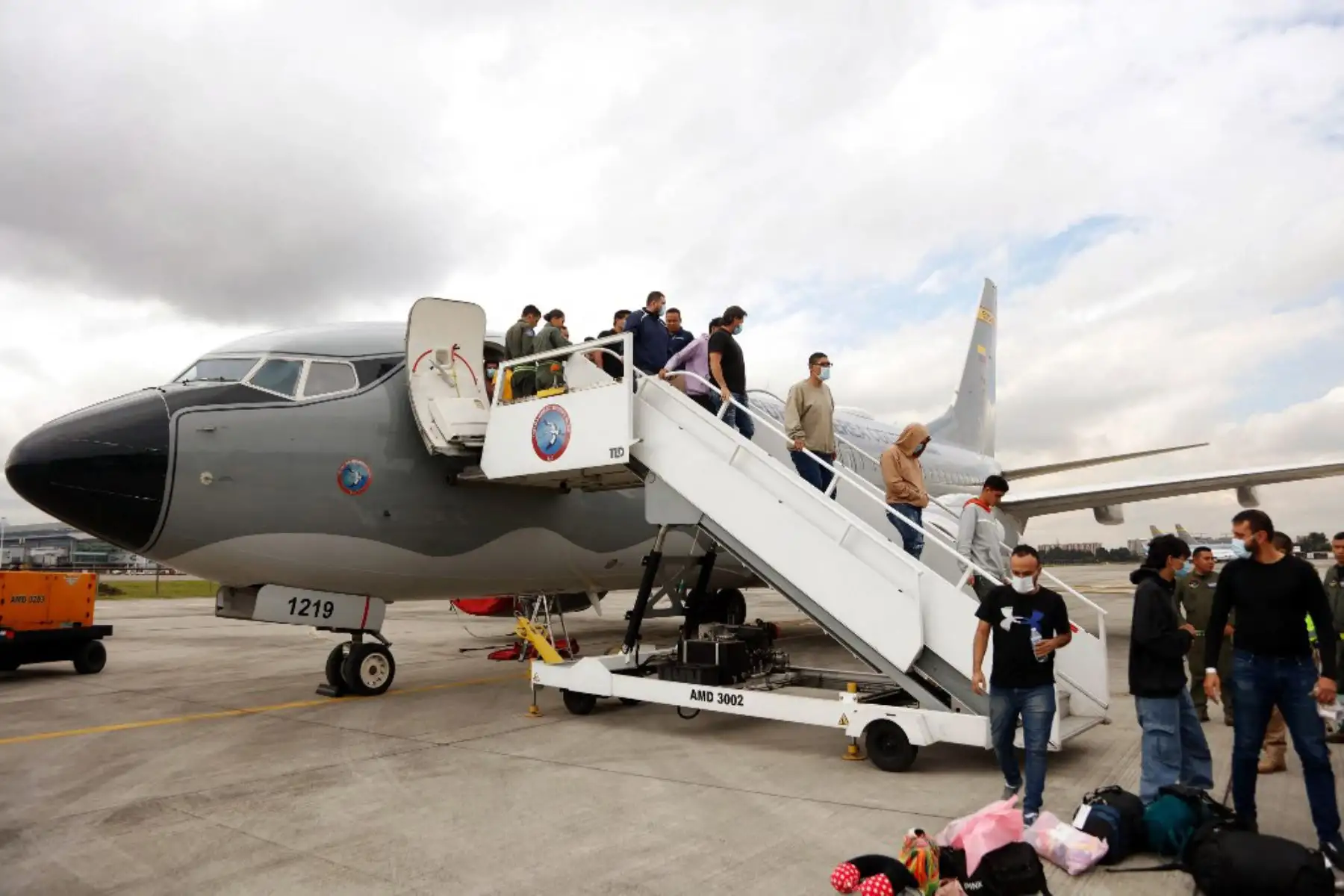 Imagen publicada por la oficina de prensa del Ministerio de Relaciones Exteriores de Colombia muestra a migrantes descendiendo de un avión de la Fuerza Aérea Colombiana después de ser deportados de Estados Unidos en Bogotá el 28 de enero de 2025. Foto: AFP