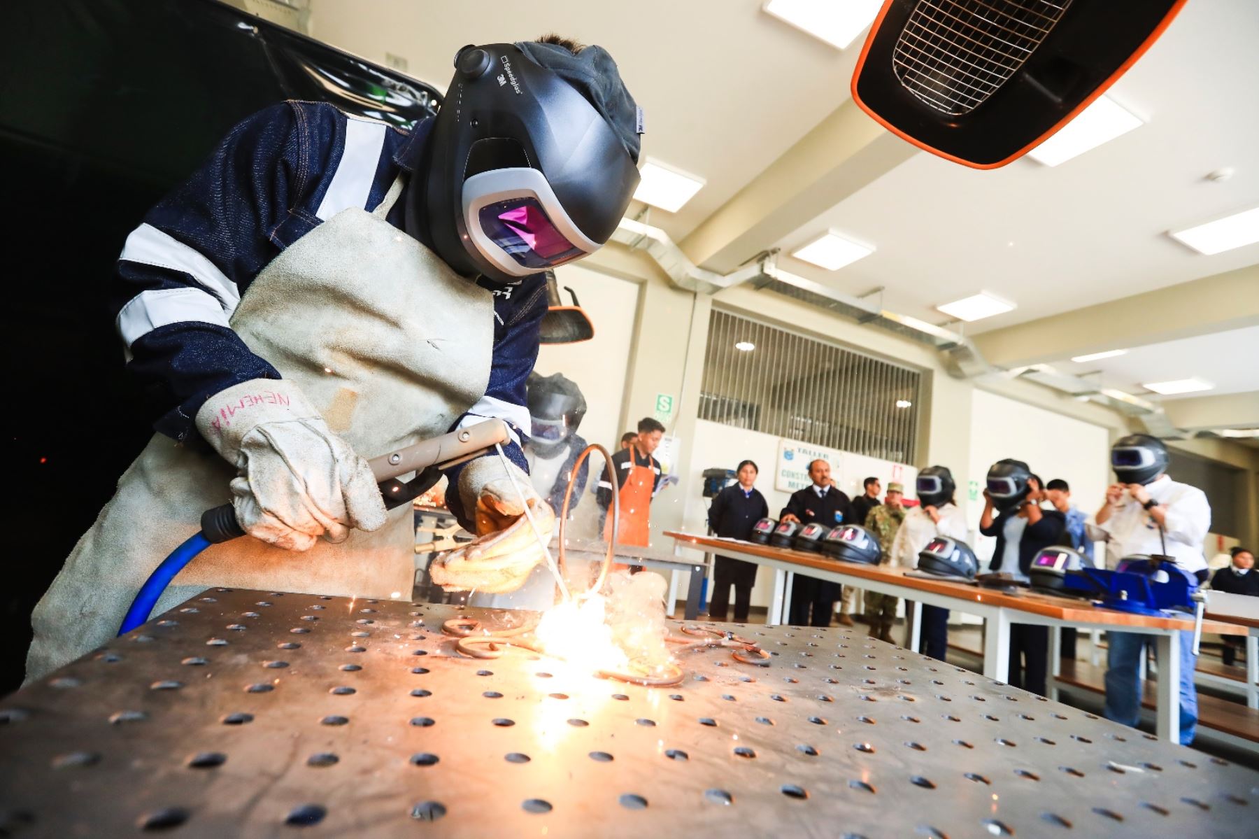 En I.E. Manuel González Prada de Huaycán aprenderán industria del vestido y carpintería metálica, entre otras especialidades con las que podrán ayudar económicamente a sus familias. Fotos: ANDINA/Prensa Presidencia