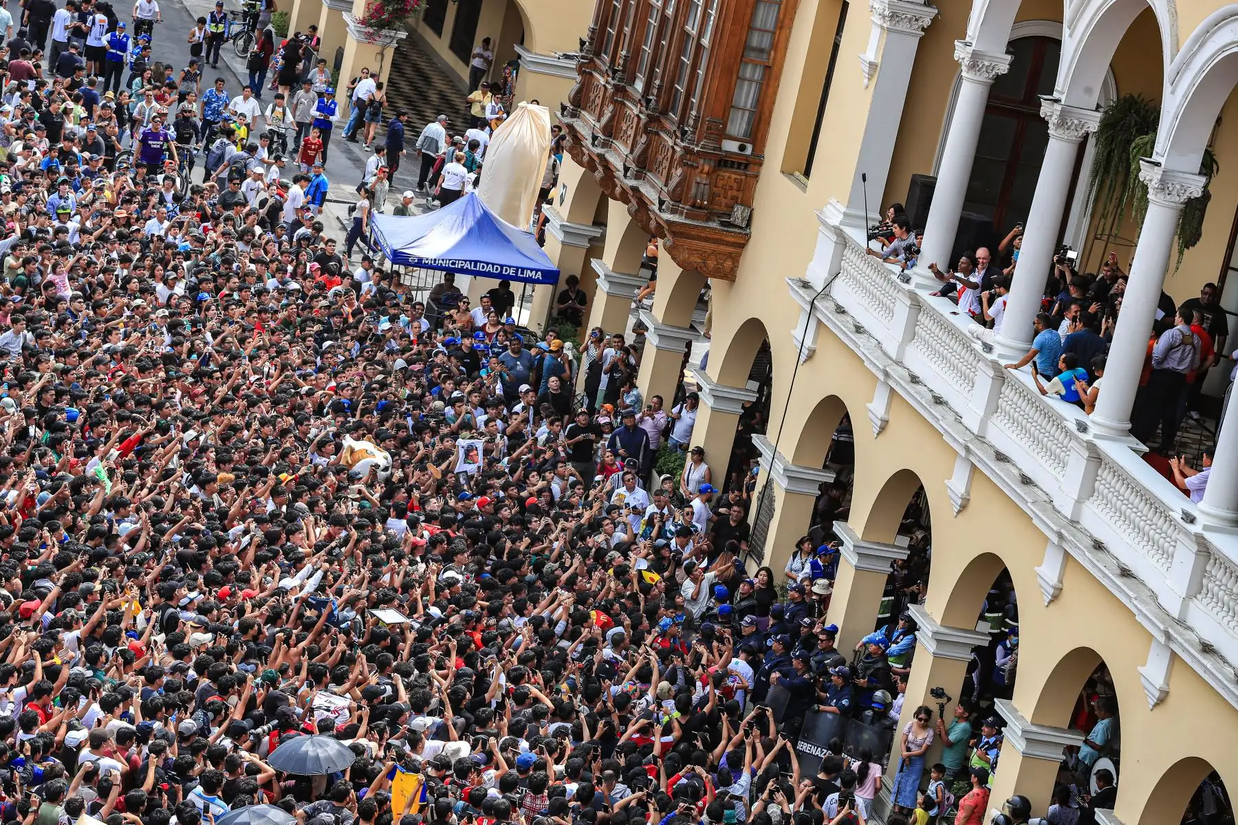 El streamer Darren Jason Watkins Jr., conocido como Speed, llega a la Plaza de Armas de Lima como parte de su gira por Latinoamérica. Speed ,con solo 20 años, acumula un millonario patrimonio gracias a su éxito en diferentes plataformas. 
Foto: Cristian Olea