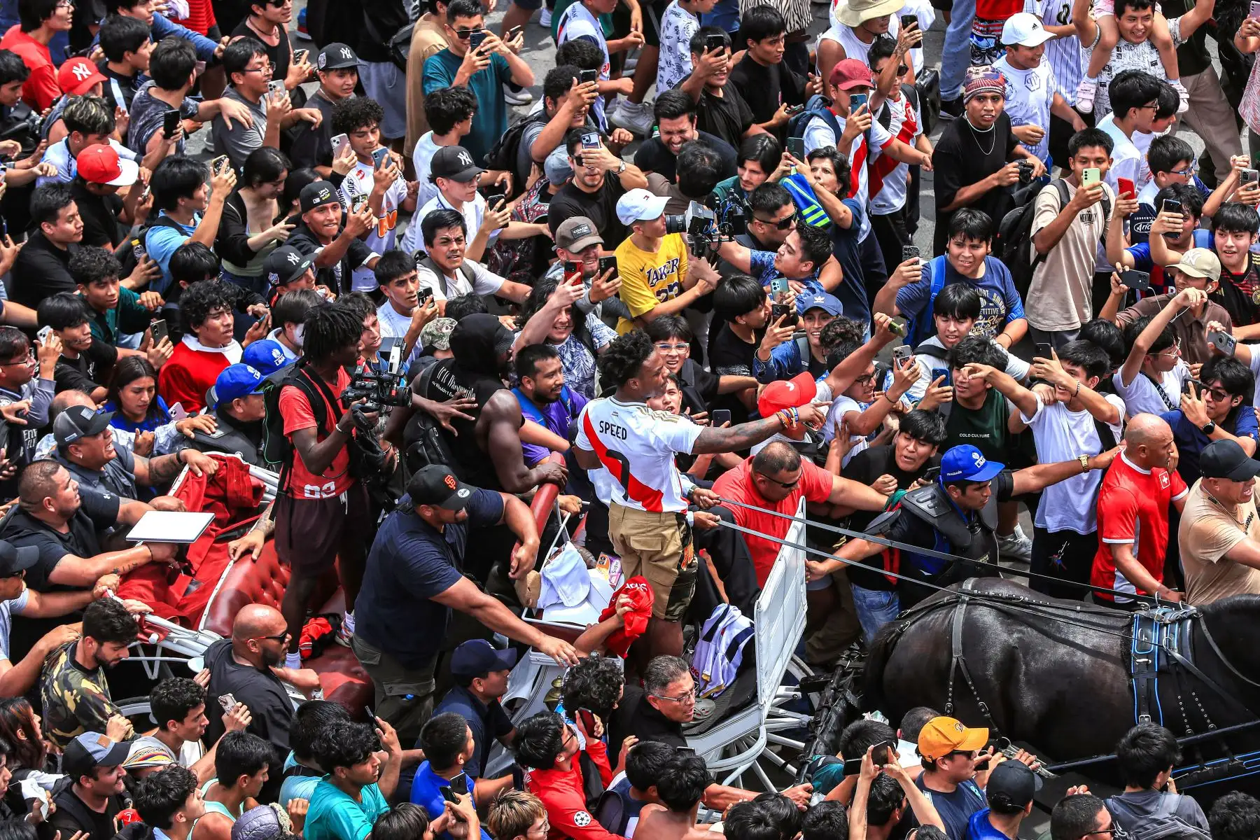 El streamer Darren Jason Watkins Jr., conocido como Speed, llega a la Plaza de Armas de Lima como parte de su gira por Latinoamérica. Speed ,con solo 20 años, acumula un millonario patrimonio gracias a su éxito en diferentes plataformas. 
Foto: Cristian Olea