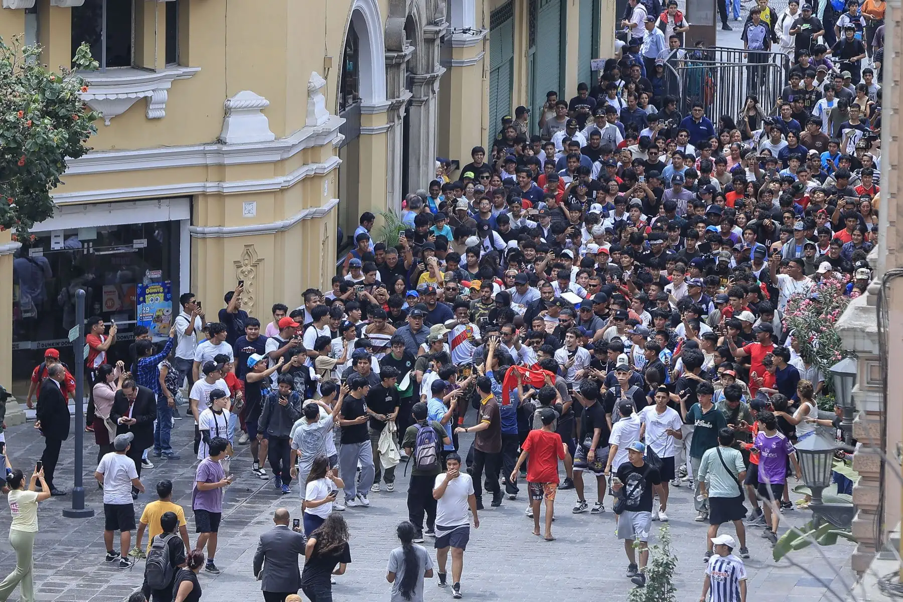 El streamer Darren Jason Watkins Jr., conocido como Speed, llega a la Plaza de Armas de Lima como parte de su gira por Latinoamérica. Speed ,con solo 20 años, acumula un millonario patrimonio gracias a su éxito en diferentes plataformas. 
Foto: ANDINA/Andrés Valle