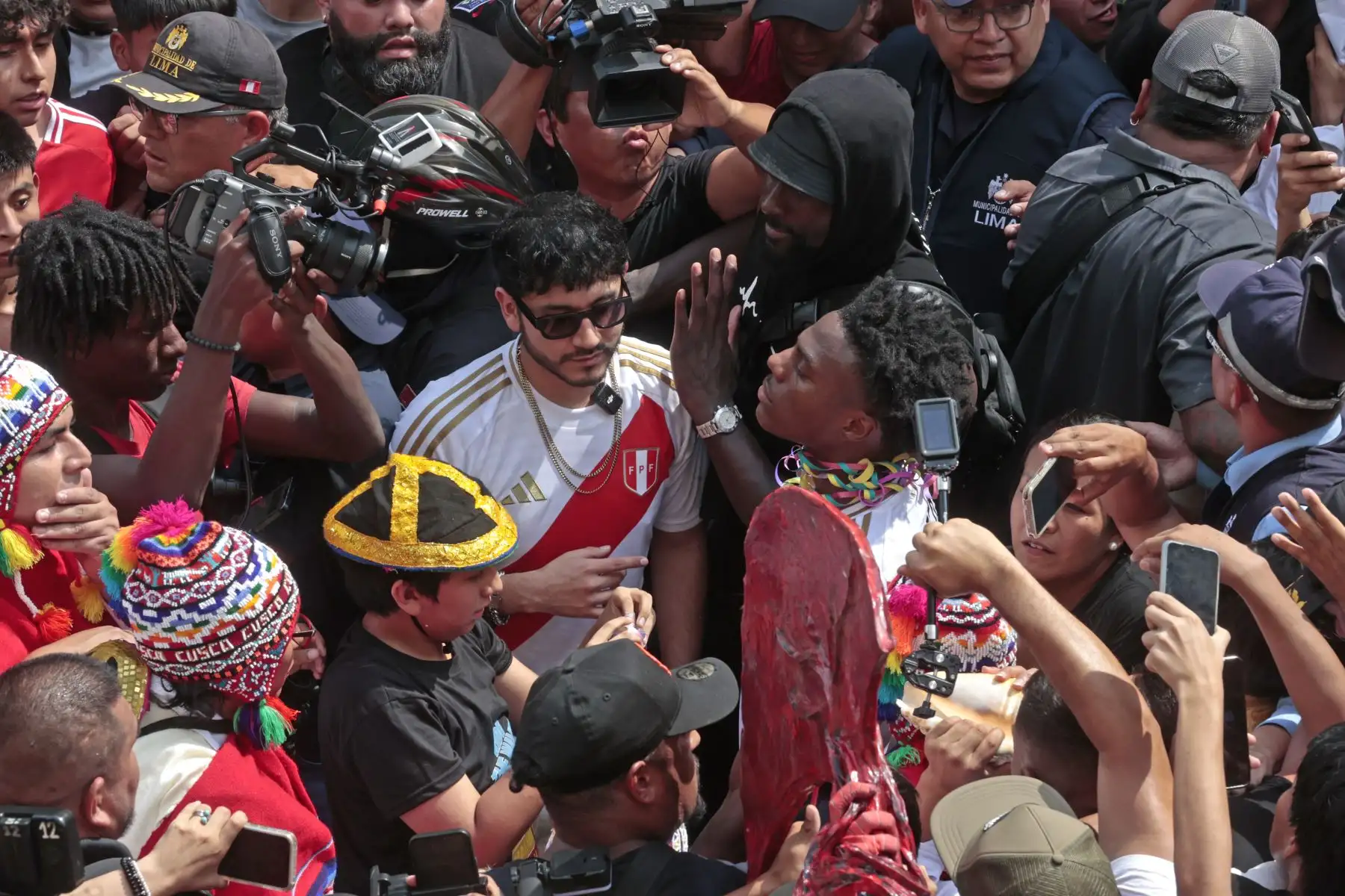 El streamer Darren Jason Watkins Jr., conocido como Speed, llega a la Plaza de Armas de Lima como parte de su gira por Latinoamérica. Speed ,con solo 20 años, acumula un millonario patrimonio gracias a su éxito en diferentes plataformas.
Foto: ANDINA/Vidal Tarqui