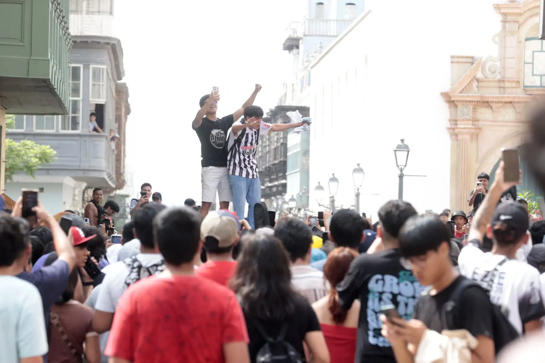El streamer Darren Jason Watkins Jr., conocido como Speed, llega a la Plaza de Armas de Lima como parte de su gira por Latinoamérica. Speed ,con solo 20 años, acumula un millonario patrimonio gracias a su éxito en diferentes plataformas.
Foto: ANDINA/Vidal Tarqui