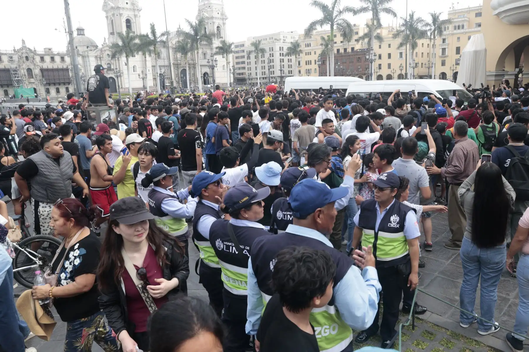 El streamer Darren Jason Watkins Jr., conocido como Speed, llega a la Plaza de Armas de Lima como parte de su gira por Latinoamérica. Speed ,con solo 20 años, acumula un millonario patrimonio gracias a su éxito en diferentes plataformas.
Foto: ANDINA/Vidal Tarqui