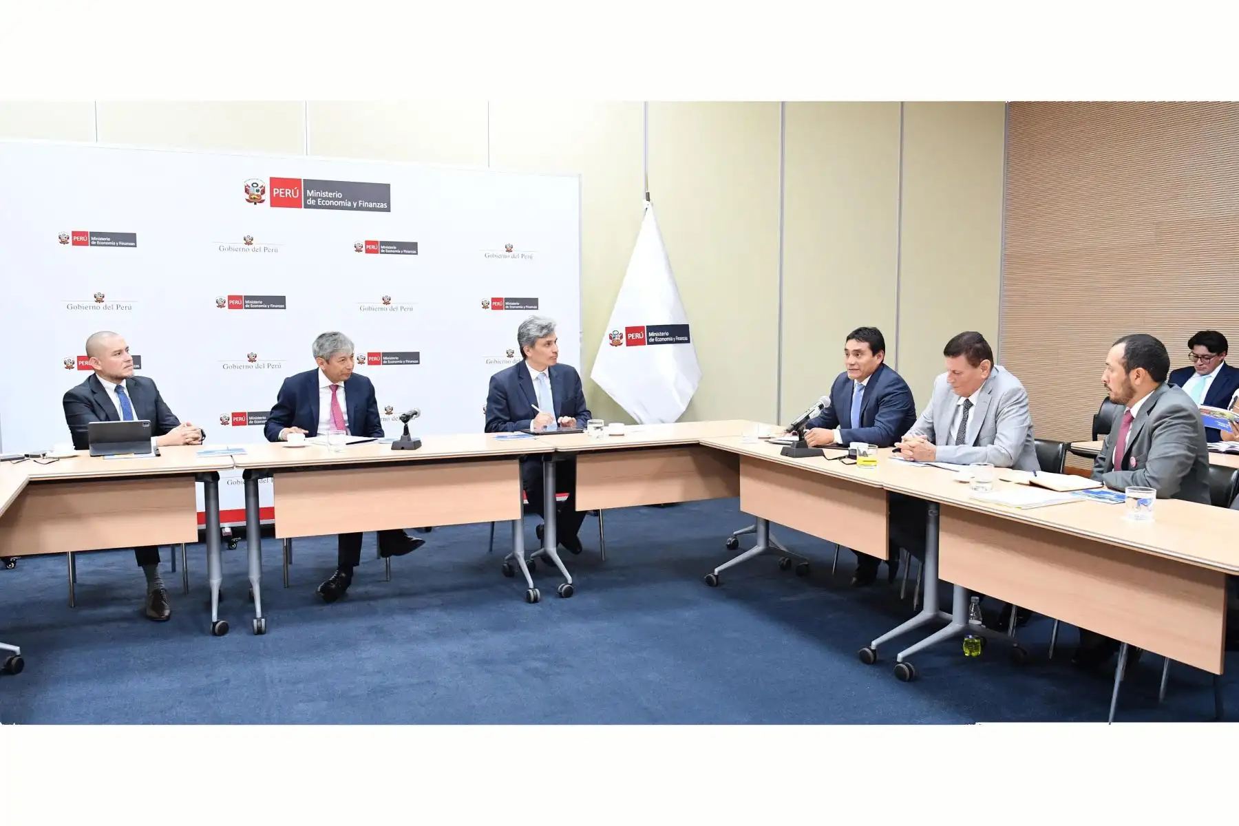 Reunión del ministro de Economía y Finanzas, José Arista, con representantes de la Asamblea Nacional de Gobiernos Regionales. ANDINA/Difusión