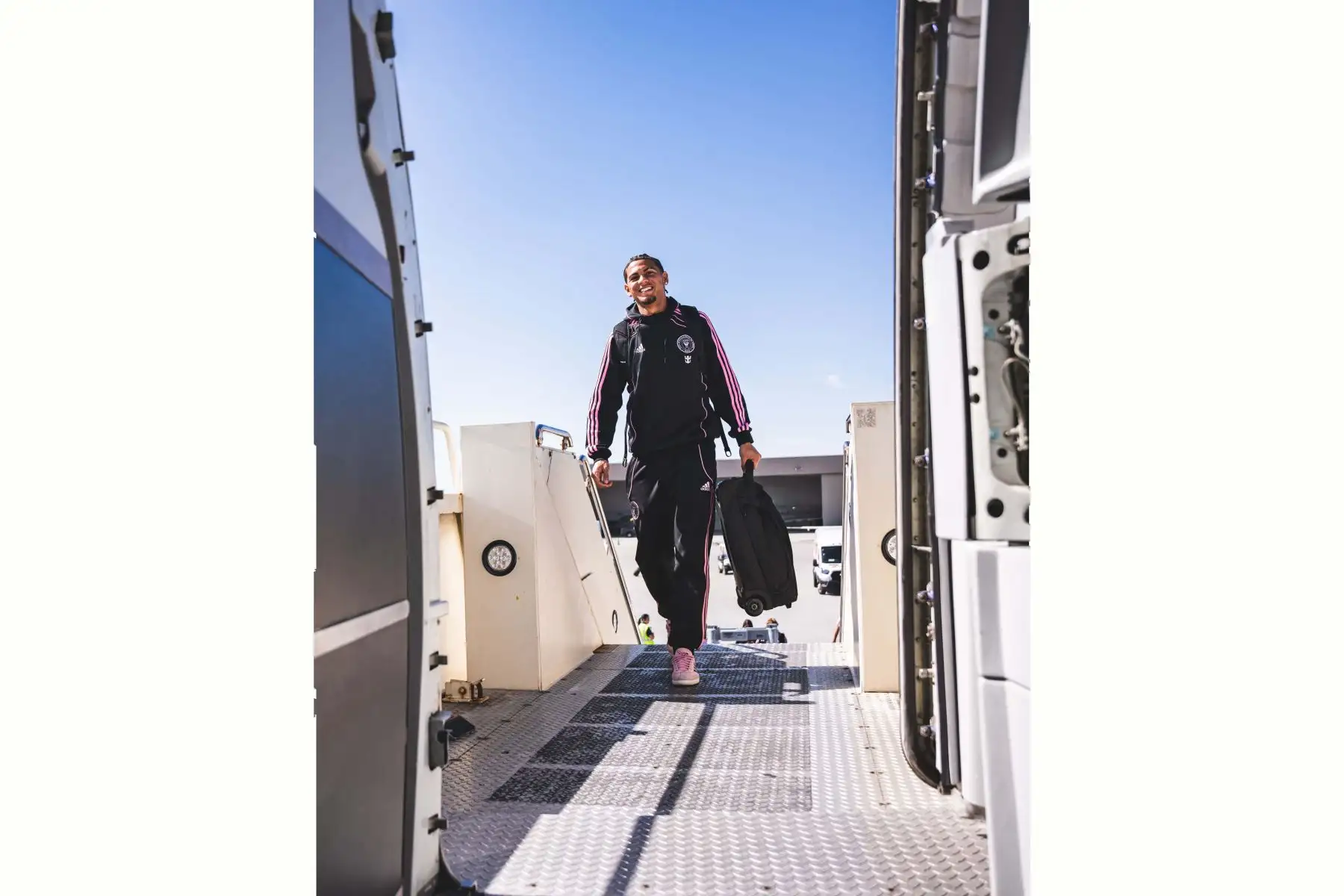 A través de su cuenta oficial en X, el Inter de Miami informó que ya está rumbo al Perú con un mensaje que dice: "La cuenta regresiva ha comenzado ¡Nos vemos pronto en Perú!". El equipo, liderado por sus estrellas Lionel Messi, Luis Suárez y Jordi Alba, se prepara para enfrentar a Universitario de Deportes en un partido que ha generado gran expectativa entre los fanáticos peruanos. Este encuentro promete ser histórico, ya que reúne a algunas de las máximas figuras del fútbol mundial en tierras limeñas encabezado por el campeón del mundo, Lionel Messi. Foto: ANDINA/Composición digital con fotos de Internet y Archivo