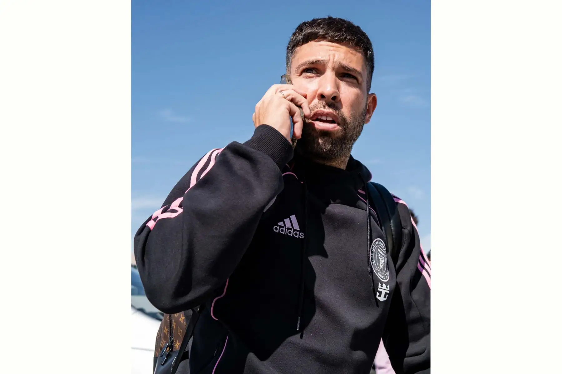 A través de su cuenta oficial en X, el Inter de Miami informó que ya está rumbo al Perú con un mensaje que dice: "La cuenta regresiva ha comenzado ¡Nos vemos pronto en Perú!". El equipo, liderado por sus estrellas Lionel Messi, Luis Suárez y Jordi Alba, se prepara para enfrentar a Universitario de Deportes en un partido que ha generado gran expectativa entre los fanáticos peruanos. Este encuentro promete ser histórico, ya que reúne a algunas de las máximas figuras del fútbol mundial en tierras limeñas encabezado por el campeón del mundo, Lionel Messi. Foto: ANDINA/Composición digital con fotos de Internet y Archivo