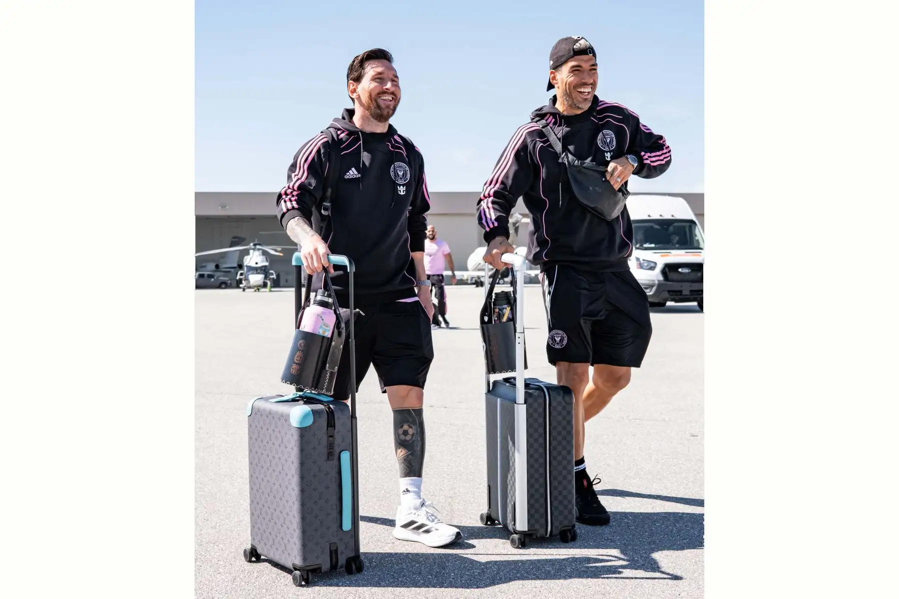 A través de su cuenta oficial en X, el Inter de Miami informó que ya está rumbo al Perú con un mensaje que dice: "La cuenta regresiva ha comenzado ¡Nos vemos pronto en Perú!". El equipo, liderado por sus estrellas Lionel Messi, Luis Suárez y Jordi Alba, se prepara para enfrentar a Universitario de Deportes en un partido que ha generado gran expectativa entre los fanáticos peruanos. Este encuentro promete ser histórico, ya que reúne a algunas de las máximas figuras del fútbol mundial en tierras limeñas encabezado por el campeón del mundo, Lionel Messi. Foto: ANDINA/Composición digital con fotos de Internet y Archivo