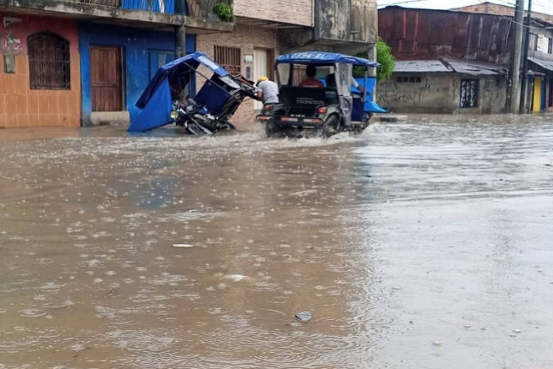 En Iquitos, capital de la provincia de Maynas, se ha originado el reporte de 4 horas de lluvia, provocando inundaciones en algunas calles.