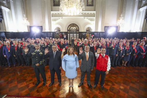 La señora Presidenta de la República participó en la Ceremonia de condecoración “Medalla al Defensor de la Democracia”