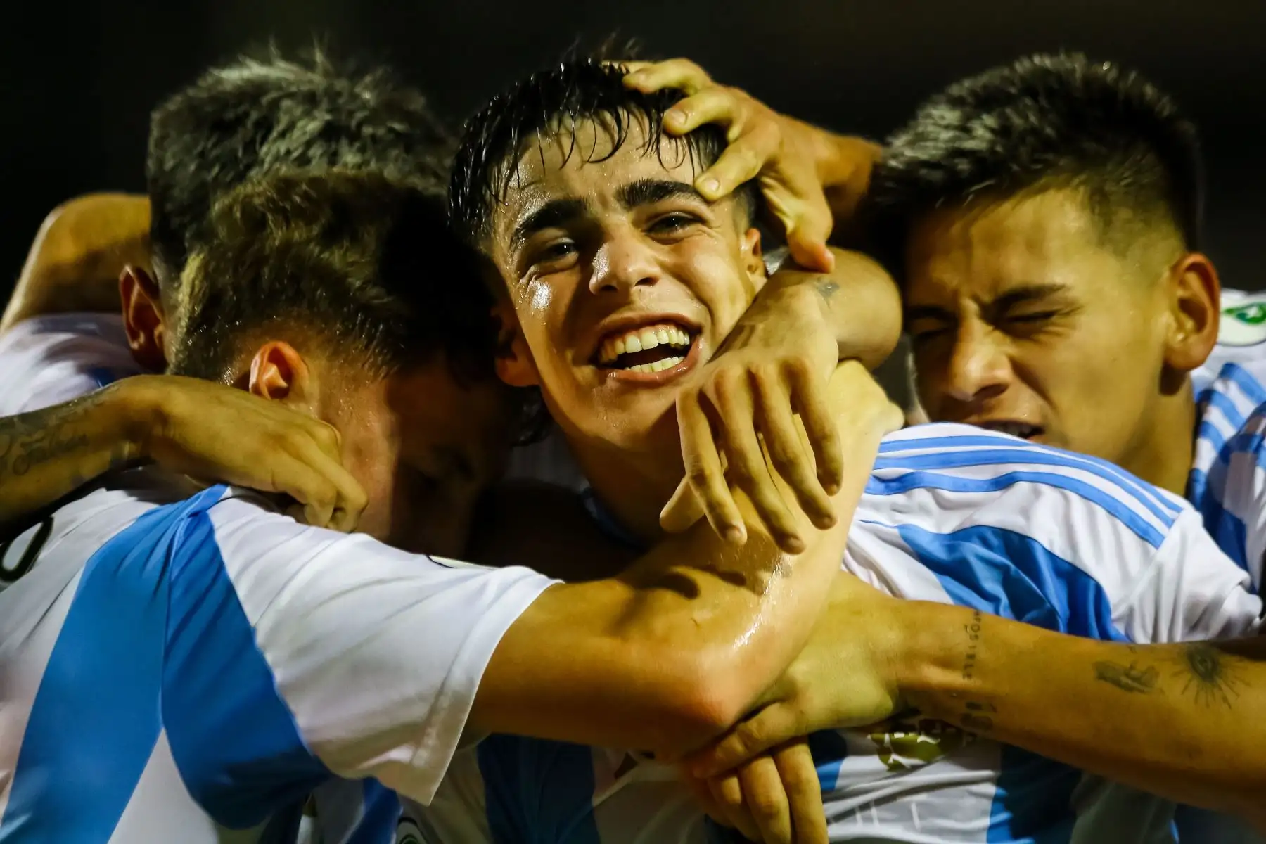 Teo Rodríguez (c) de Argentina celebra con sus compañeros un gol este martes, en un partido del grupo B del Campeonato Sudamericano sub-20 entre las selecciones de Argentina y Bolivia en el estadio Polideportivo Misael Delgado en Valencia Foto: EFE