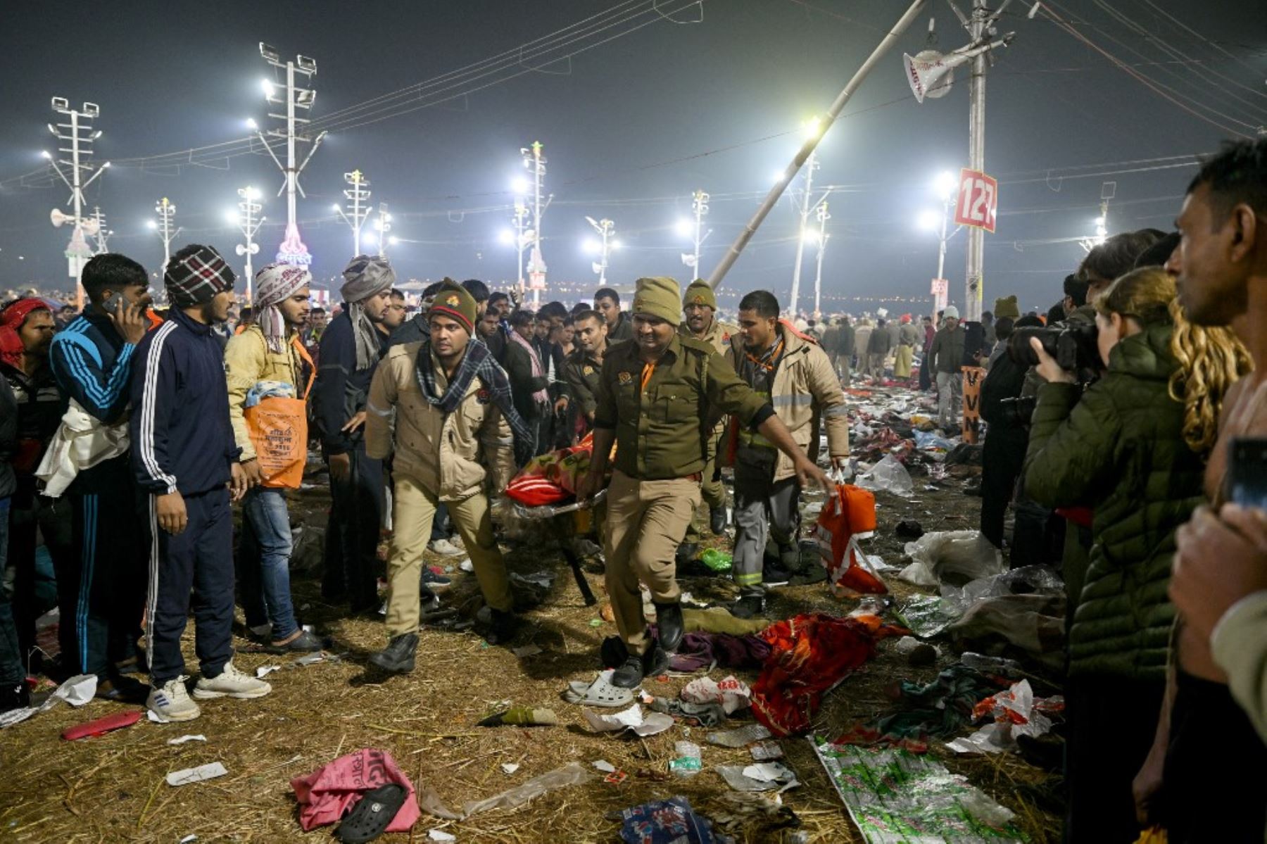 El personal de la policía ayuda a una víctima de una estampida, durante el festival Maha Kumbh Mela en Prayagraj el 29 de enero de 2025. El Kumbh Mela de la India, un gran festival hindú celebrado a orillas del río Ganges al que asisten 400 millones de peregrinos. Foto: AFP