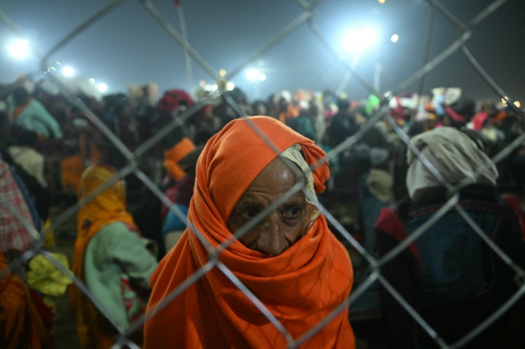 A un kilómetro de allí, junto a una enorme tienda habilitada como centro de atención sanitaria durante el festival, decenas de familiares esperaban impacientes noticias de las víctimas. Foto: AFP