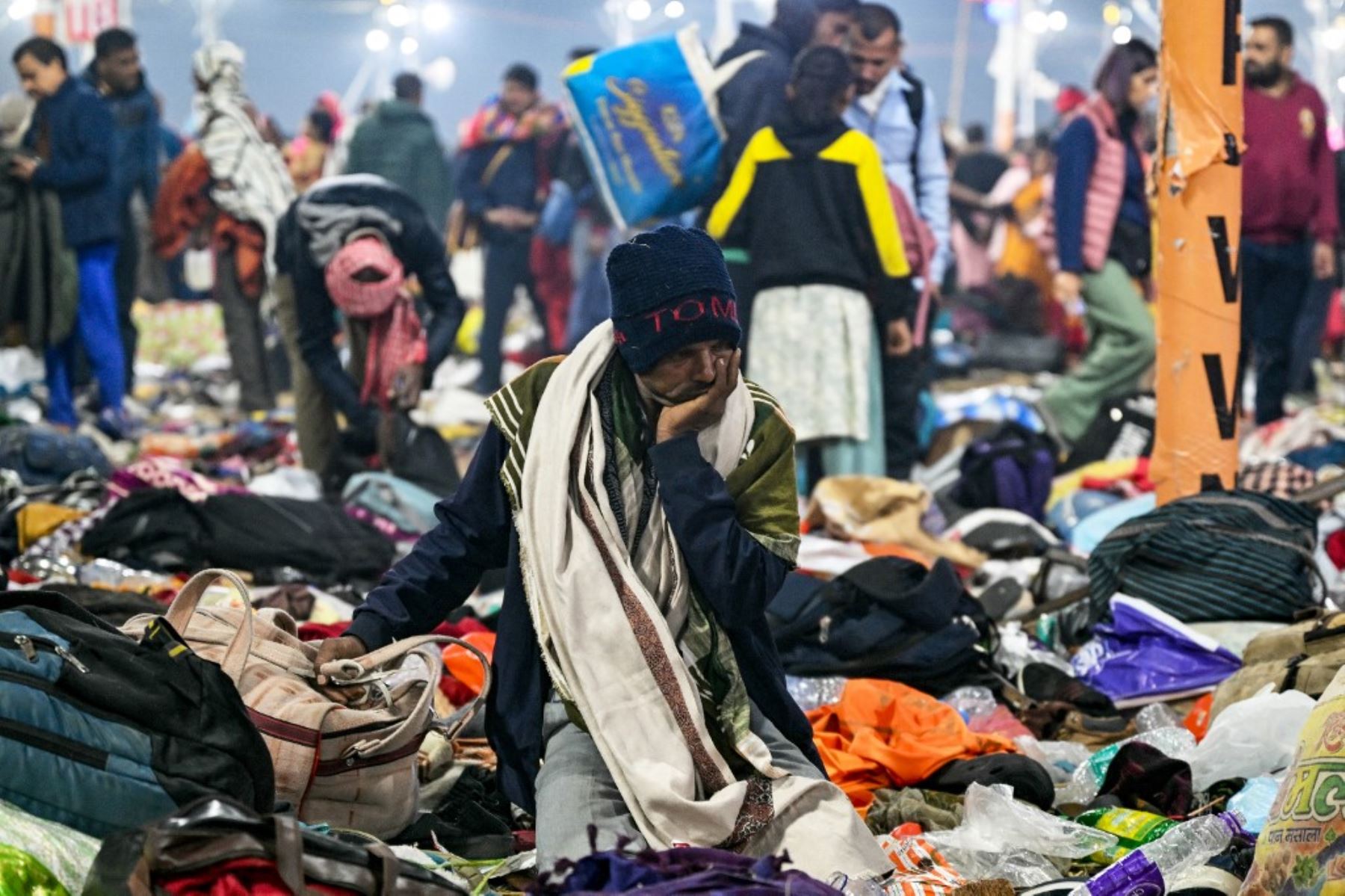 A un kilómetro de allí, junto a una enorme tienda habilitada como centro de atención sanitaria durante el festival, decenas de familiares esperaban impacientes noticias de las víctimas. Foto: AFP