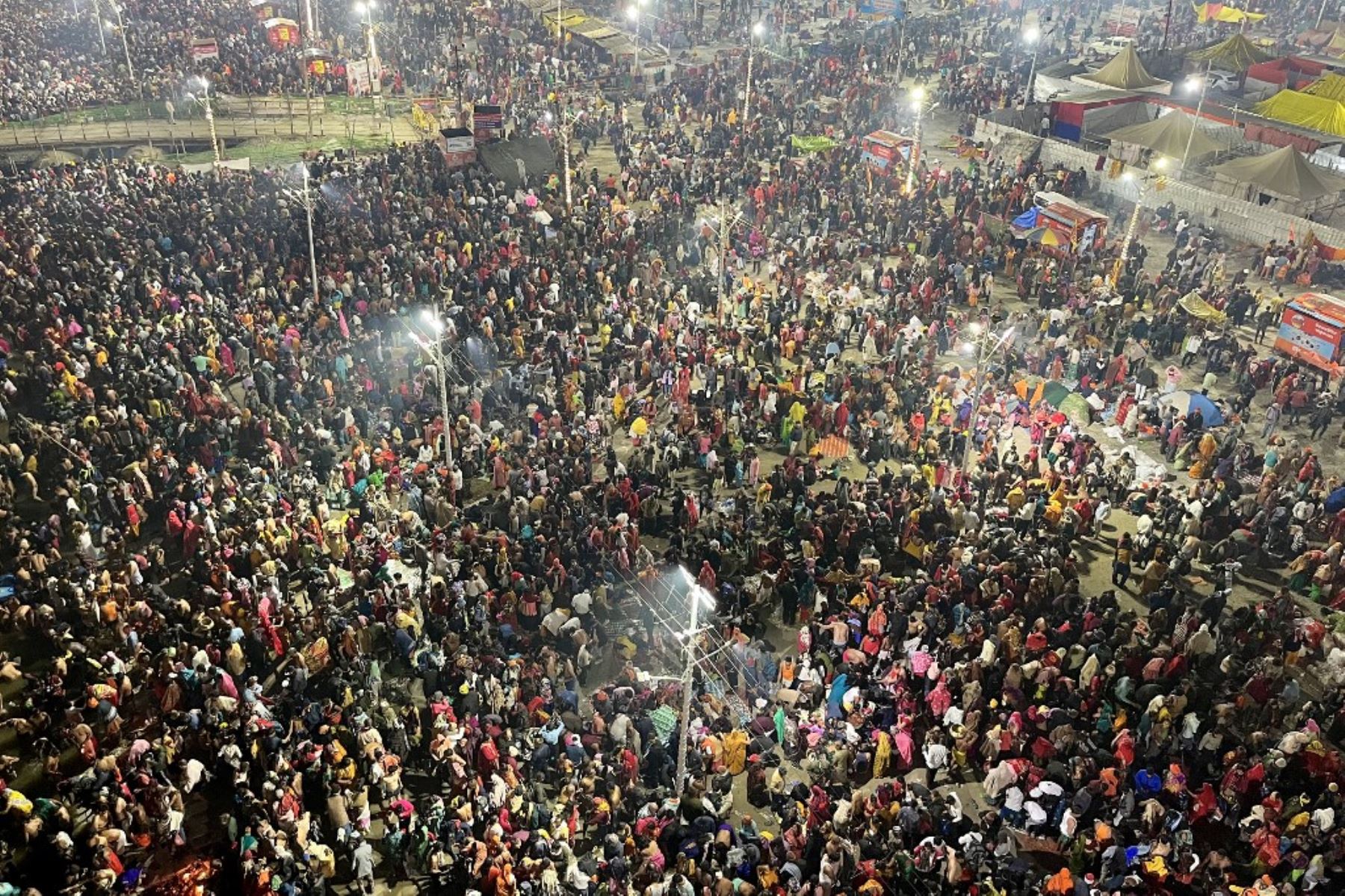 Este gran evento religioso, presentado como la mayor concentración humana del planeta, congrega cada doce años a multitudes de fieles hinduistas que se bañan en la confluencia de dos ríos sagrados para expiar sus pecados. Foto: AFP