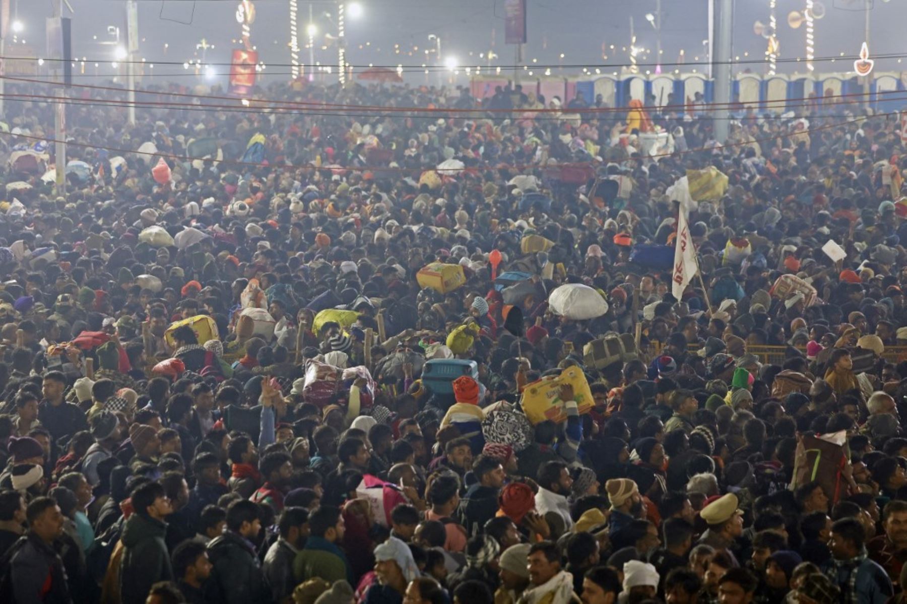 Este gran evento religioso, presentado como la mayor concentración humana del planeta, congrega cada doce años a multitudes de fieles hinduistas que se bañan en la confluencia de dos ríos sagrados para expiar sus pecados. Foto: AFP