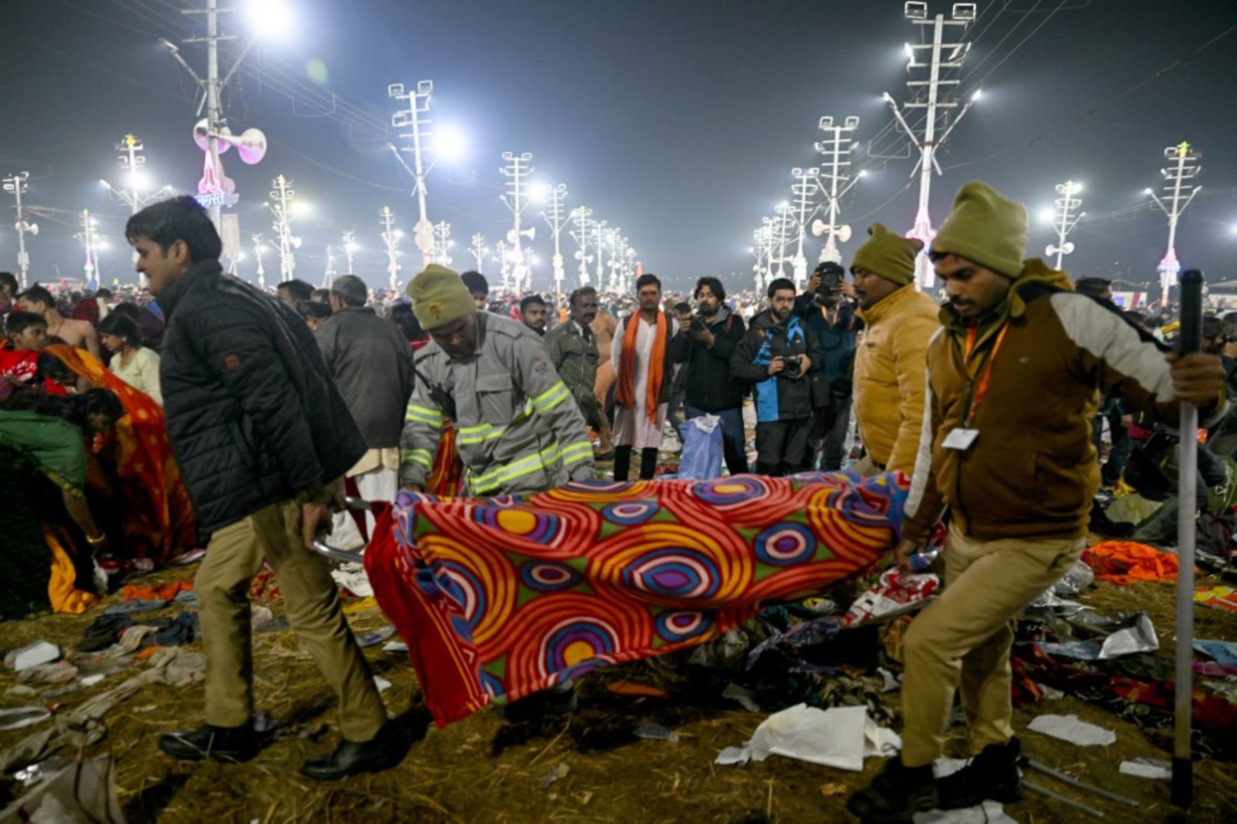 Al menos 15 personas murieron el miércoles en una estampida en Prayagraj, una ciudad en el norte de la India que acoge el peregrinaje hinduista del Kumbh Mela, con una afluencia prevista de 400 millones de fieles. Foto: AFP