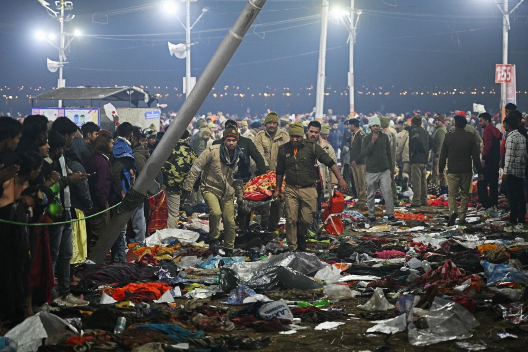 Al menos 15 personas murieron el miércoles en una estampida en Prayagraj, una ciudad en el norte de la India que acoge el peregrinaje hinduista del Kumbh Mela, con una afluencia prevista de 400 millones de fieles. Foto: AFP