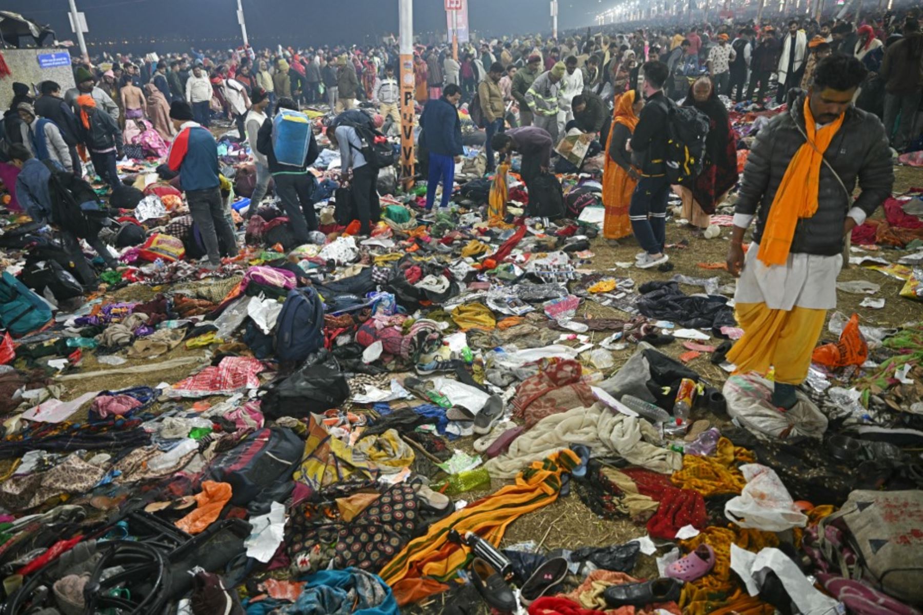 En el lugar del accidente, entre un cúmulo de ropas, zapatos y otras pertenencias abandonadas, miembros de los equipos de rescate y peregrinos evacuaban a las víctimas. Foto: AFP