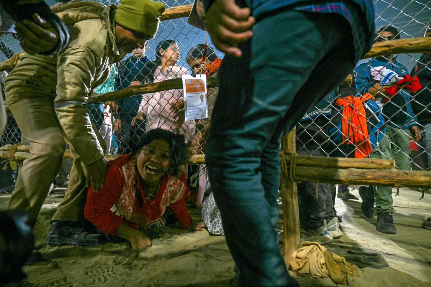 Un devoto reacciona en el lugar de una estampida en medio del festival Maha Kumbh Mela en Prayagraj. Foto: AFP