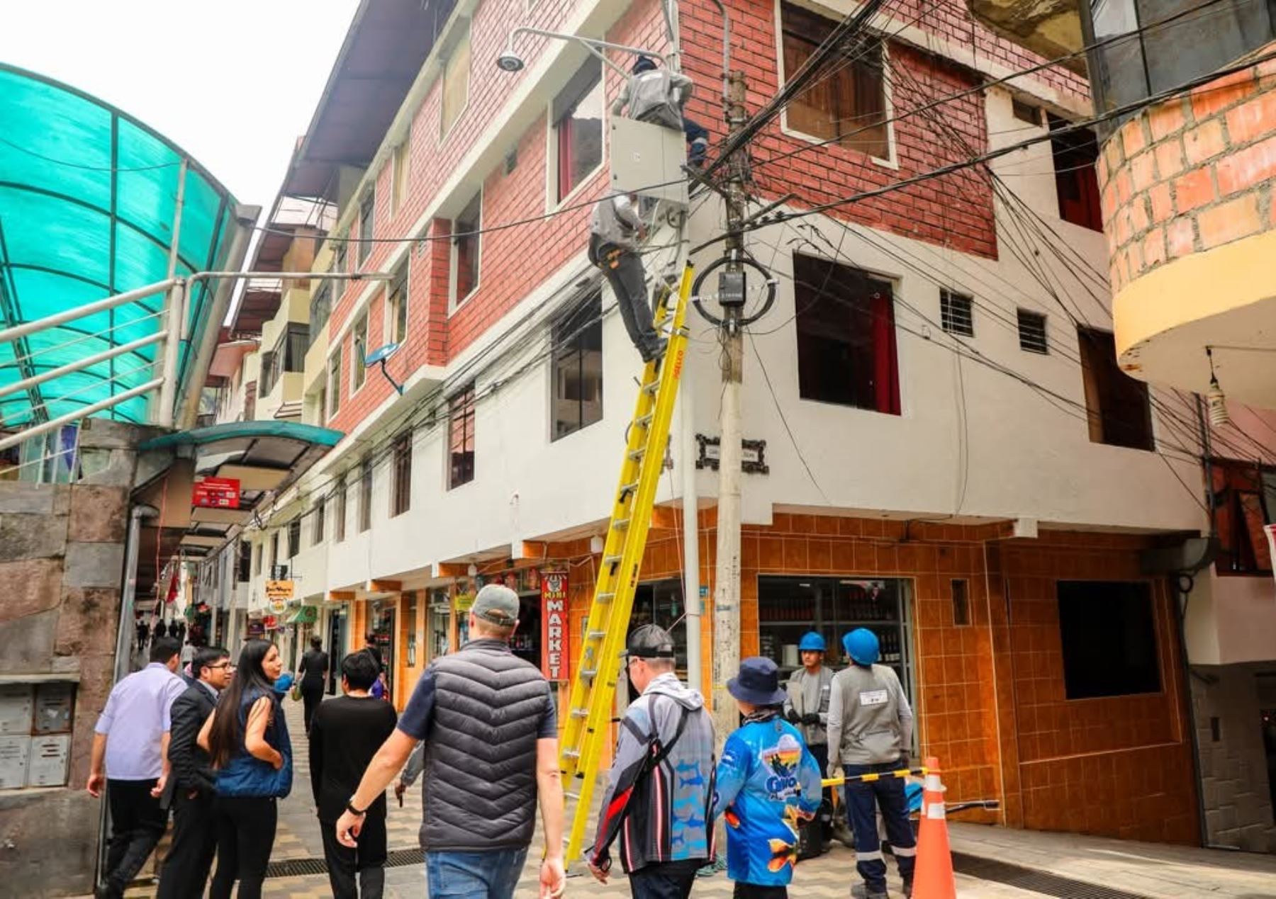 El distrito de Machu Picchu Pueblo instala 38 cámaras de seguridad, botones de pánico y altavoces para garantizar la seguridad de los turistas que visitan esta urbe, que conduce al monumento incaico de Machu Picchu. Foto: ANDINA/difusión.