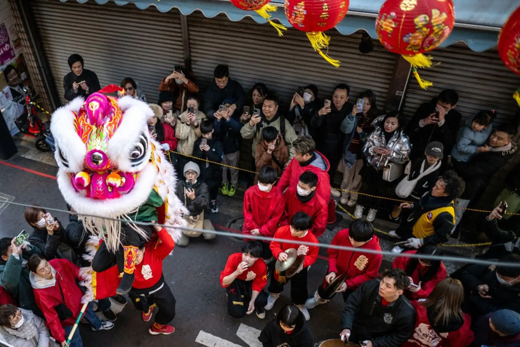 Los transeúntes observan una actuación de danza del león en el área de Chinatown de Yokohama, en el primer día del Año Nuevo Lunar de la Serpiente. 
Foto: AFP