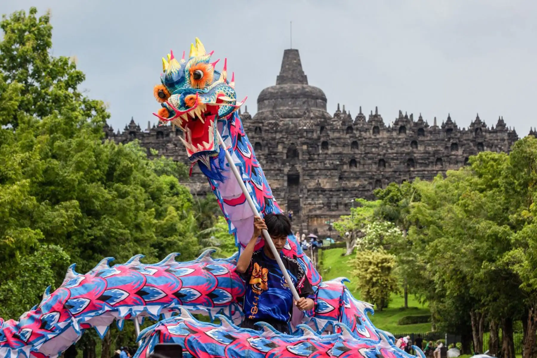 Artistas de la danza del dragón entretienen a los turistas el primer día del Año Nuevo Lunar de la Serpiente en el templo de Borobudur, declarado Patrimonio de la Humanidad por la UNESCO y el templo budista más grande de Indonesia, en Magelang, Java Central.
Foto: AFP