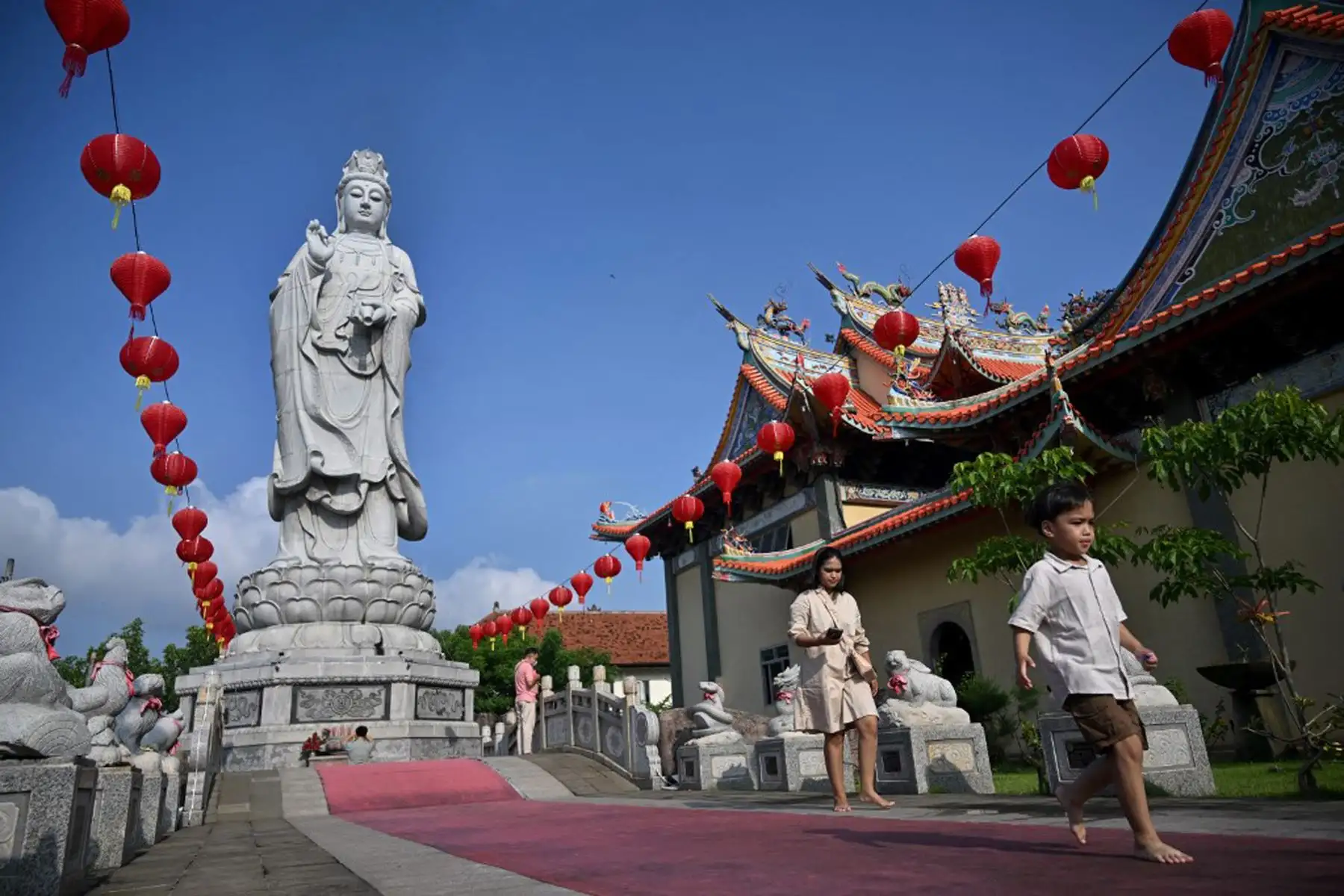 La gente visita un templo el primer día del Año Nuevo Lunar de la Serpiente en Denpasar, la isla indonesia de Bali.
Foto: AFP