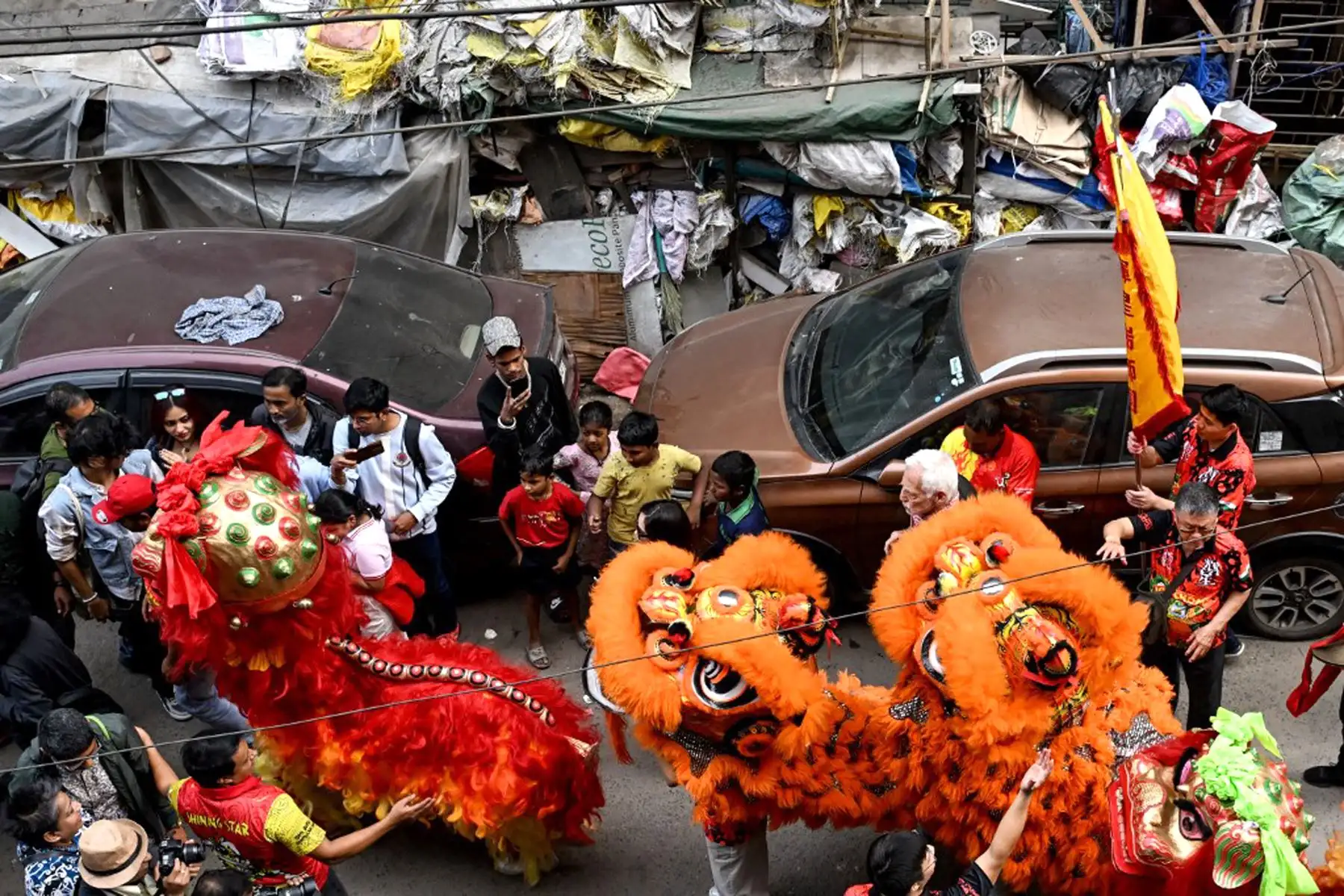 Miembros de la comunidad china participan en danzas tradicionales de dragones y leones el primer día del Año Nuevo Lunar de la Serpiente, en Calcuta.
Foto: AFP