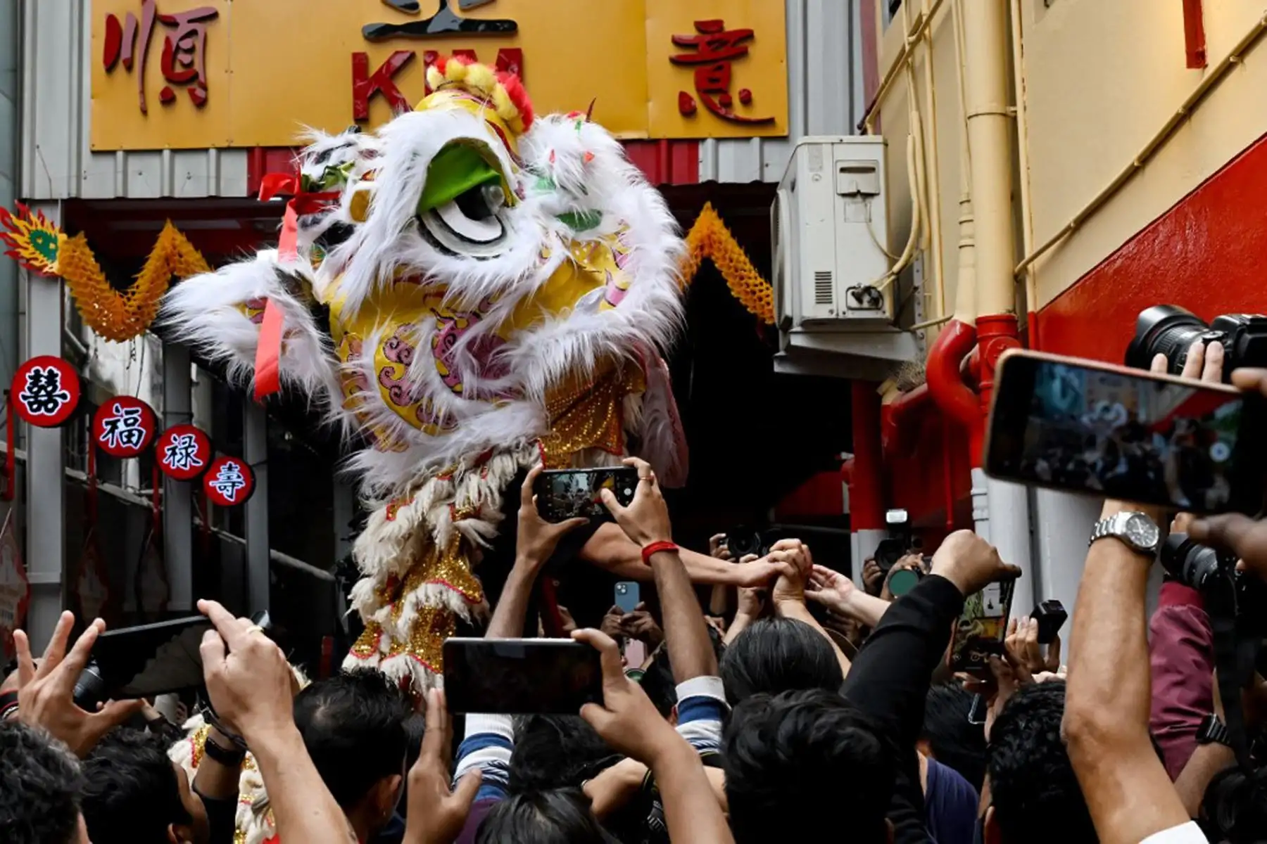 Miembros de la comunidad china participan en danzas tradicionales de dragones y leones en Calcuta, el primer día del Año Nuevo Lunar de la Serpiente.
Foto: AFP