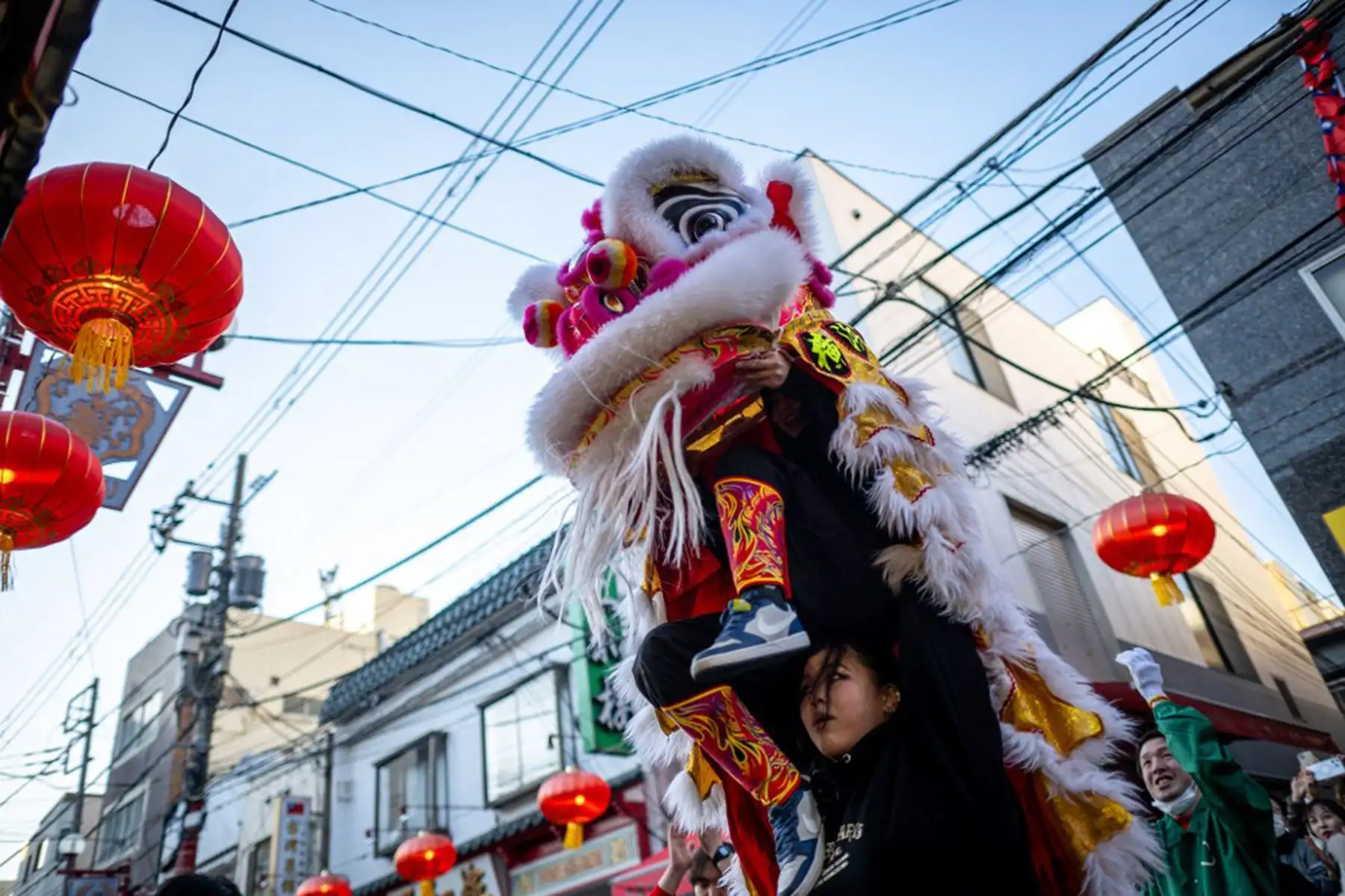 Bailarines de leones actúan frente a un restaurante en el área de Chinatown de Yokohama, el primer día del Año Nuevo Lunar de la Serpiente. 
Foto: AFP