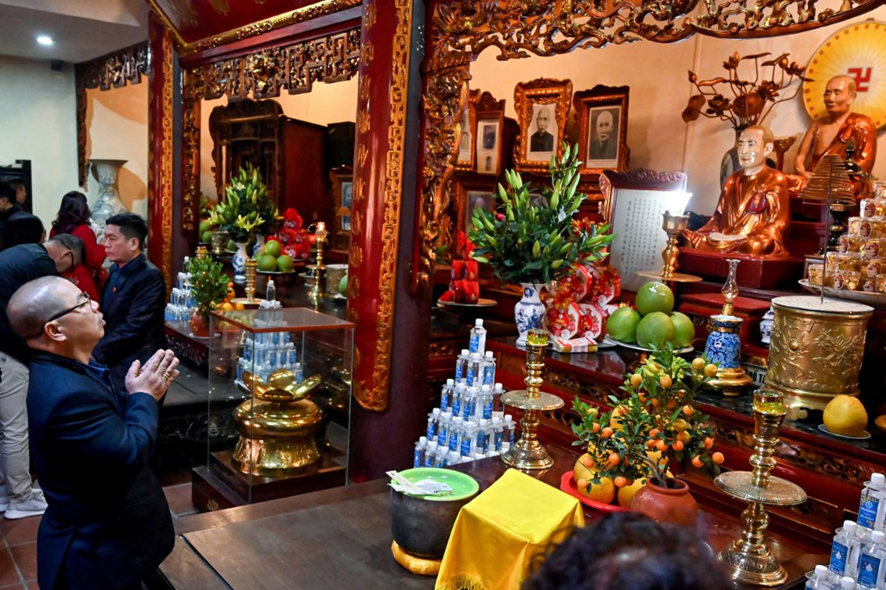 Un hombre reza en la Pagoda Quan Su en Hanoi el 29, en el primer día del Año Nuevo Lunar de la Serpiente, conocida en Vietnam como Tet.
Foto: AFP