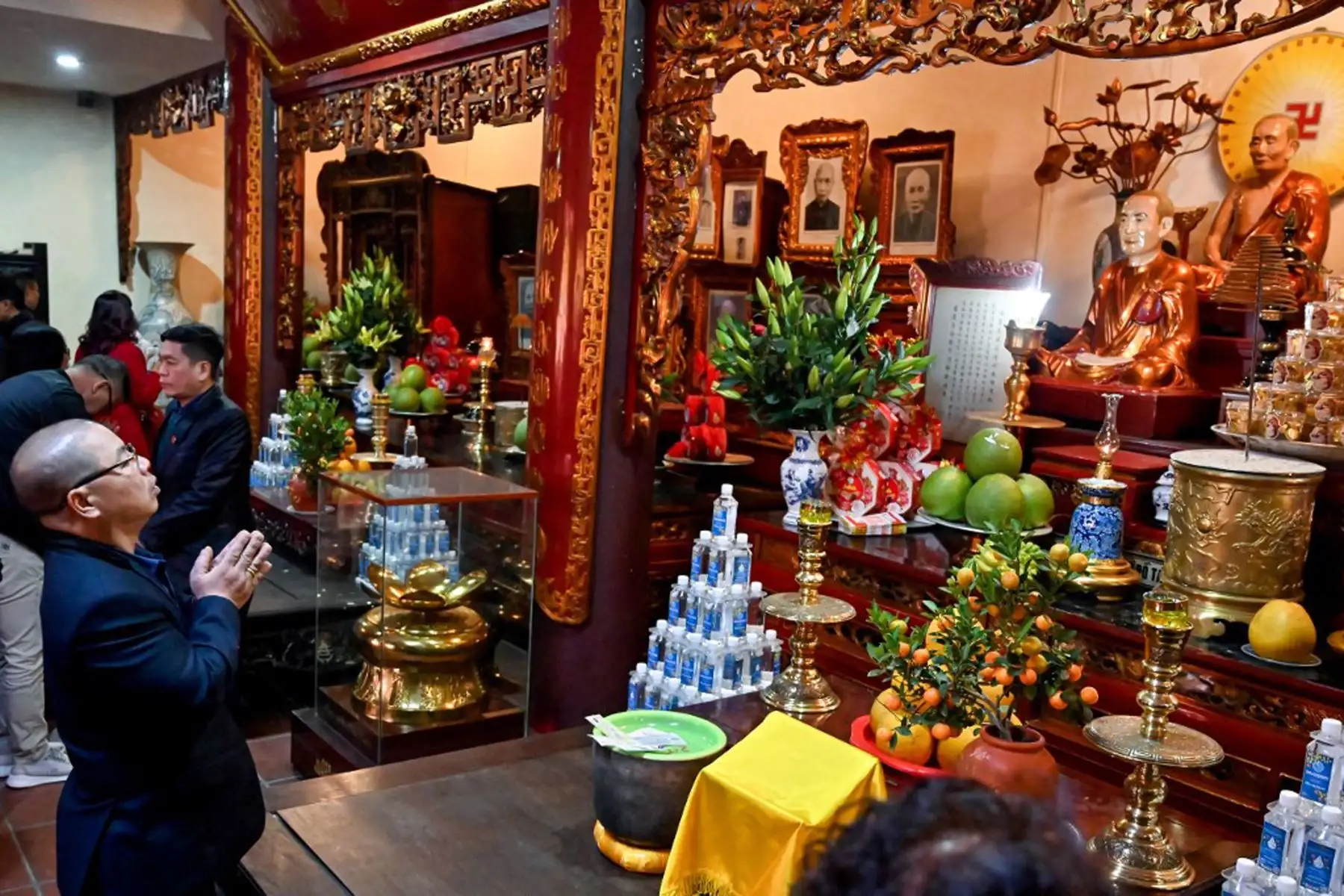 Un hombre reza en la Pagoda Quan Su en Hanoi el 29, en el primer día del Año Nuevo Lunar de la Serpiente, conocida en Vietnam como Tet.
Foto: AFP