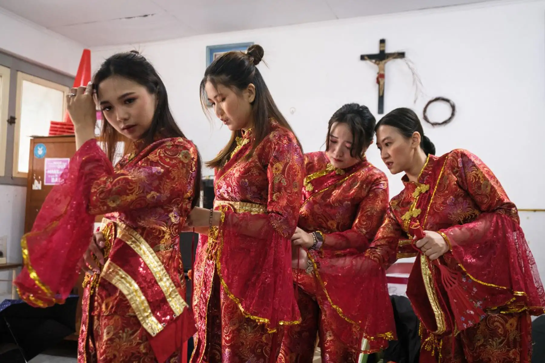 Los miembros de la iglesia se preparan para un espectáculo de danza antes de un servicio de oración en la Iglesia Católica Santa María de Fátima en Glodok, el histórico distrito de Chinatown de Yakarta, en el primer día del Año Nuevo Lunar de la Serpiente. 
Foto: AFP