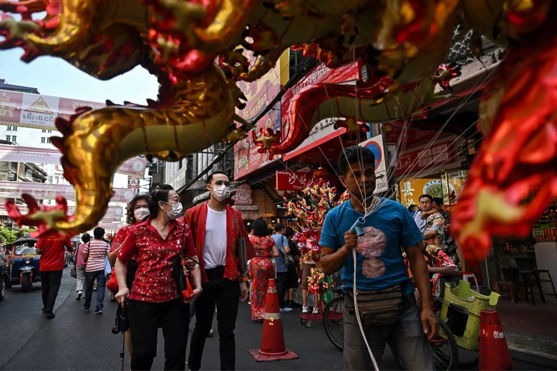 La gente camina por una calle en el distrito Chinatown de Bangkok , en el primer día del Año Nuevo Lunar de la Serpiente. 
Foto: AFP