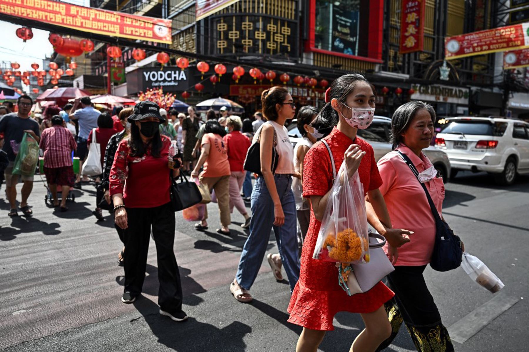 La gente cruza una calle en el distrito Chinatown de Bangkok, en el primer día del Año Nuevo Lunar de la Serpiente. 
Foto: AFP