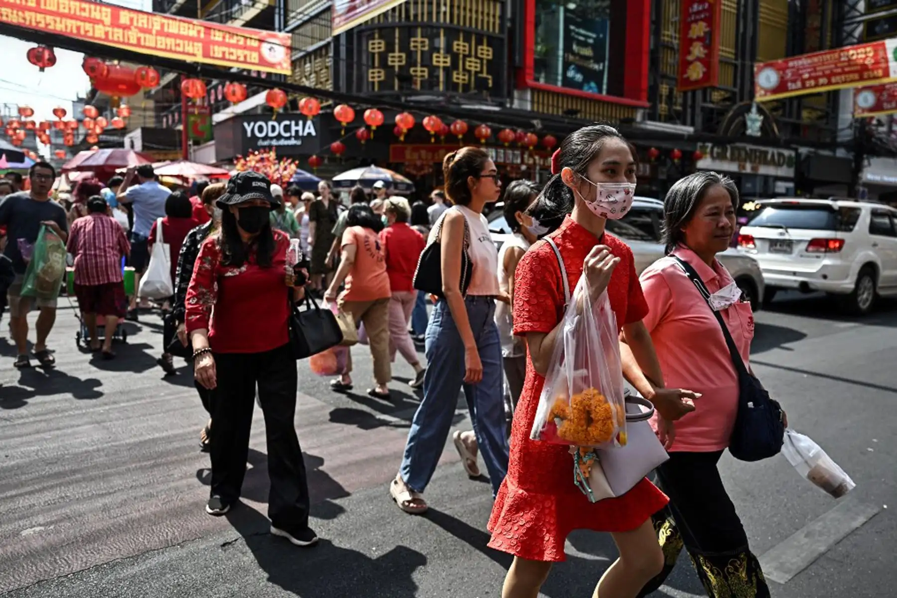 La gente cruza una calle en el distrito Chinatown de Bangkok, en el primer día del Año Nuevo Lunar de la Serpiente. 
Foto: AFP