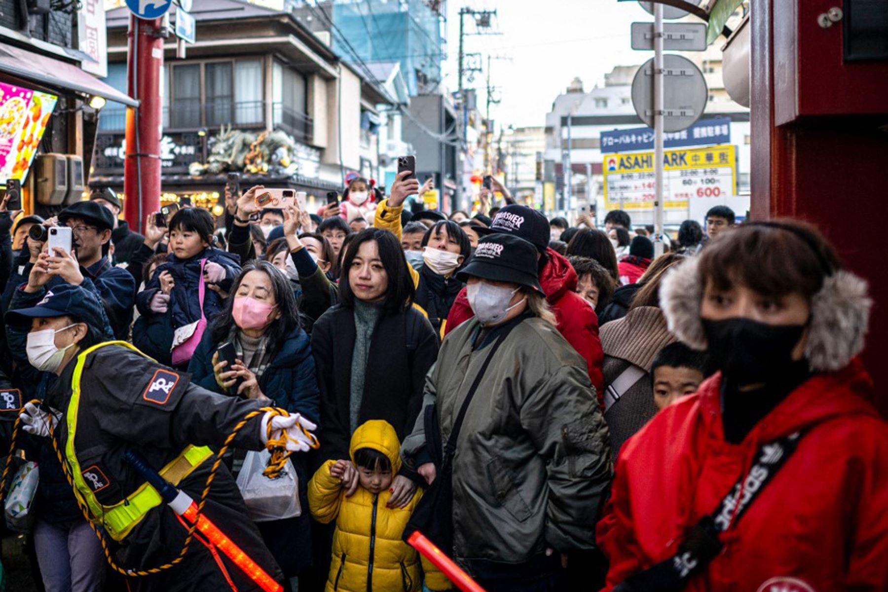 Los transeúntes observan una actuación de danza del león en el área de Chinatown de Yokohama, en el primer día del Año Nuevo Lunar de la Serpiente. 
Foto: AFP