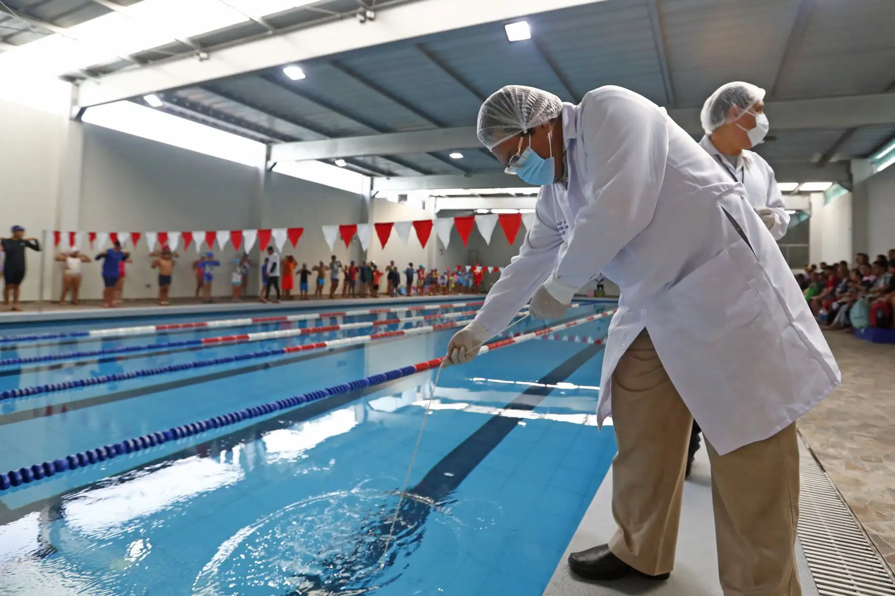 La Municipalidad de Lima, a través de la Subgerencia de Salud Pública y Agua de Emergencia, realizó una inspección sanitaria en la Piscina Municipal Virrey Toledo, ubicada en el Cercado de Lima, para constatar si se encuentra en condición saludable y apta para el uso del público en general. Foto: ANDINA/Daniel Bracamonte
