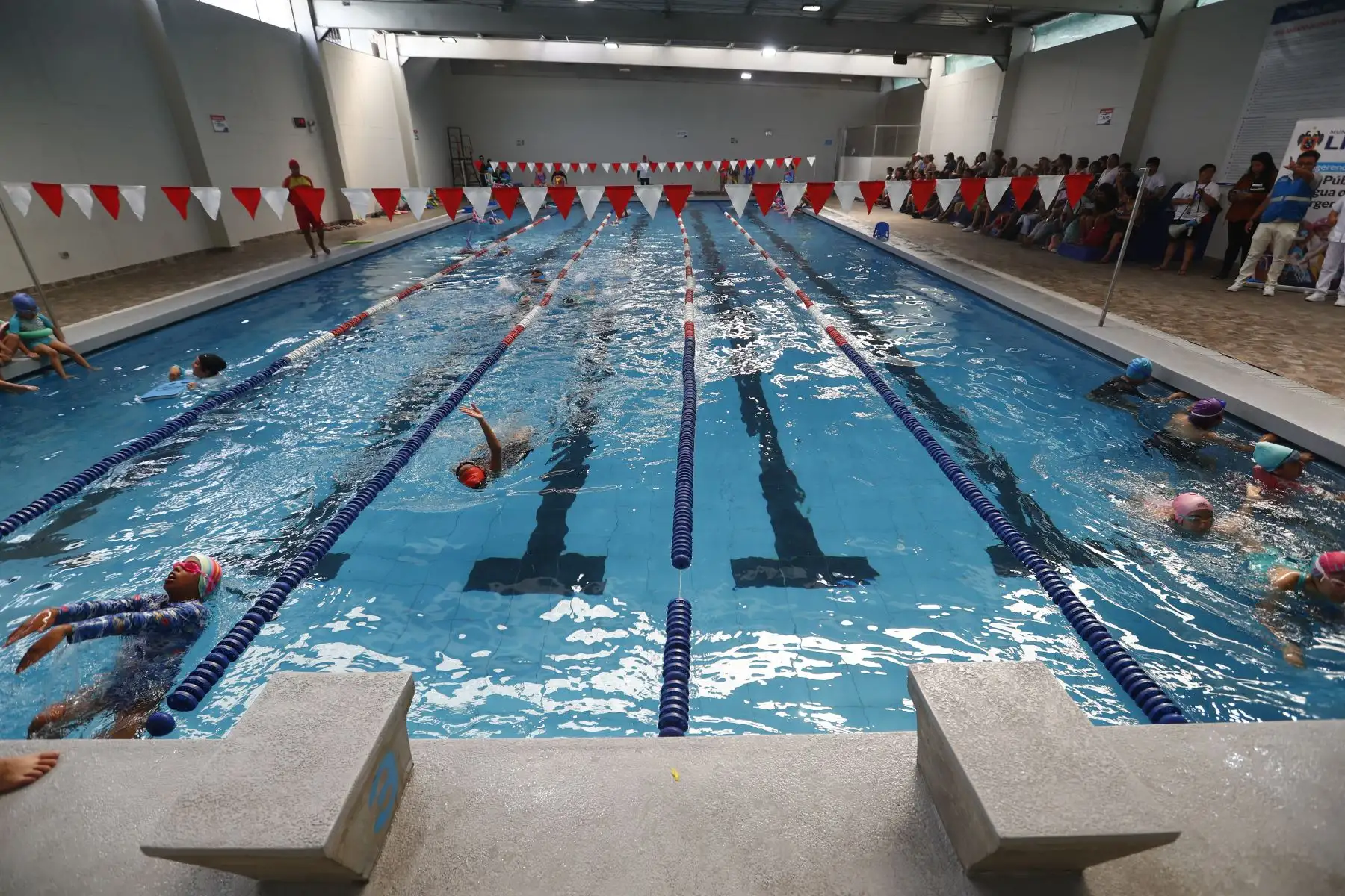 La Municipalidad de Lima, a través de la Subgerencia de Salud Pública y Agua de Emergencia, realizó una inspección sanitaria en la Piscina Municipal Virrey Toledo, ubicada en el Cercado de Lima, para constatar si se encuentra en condición saludable y apta para el uso del público en general. Foto: ANDINA/Daniel Bracamonte