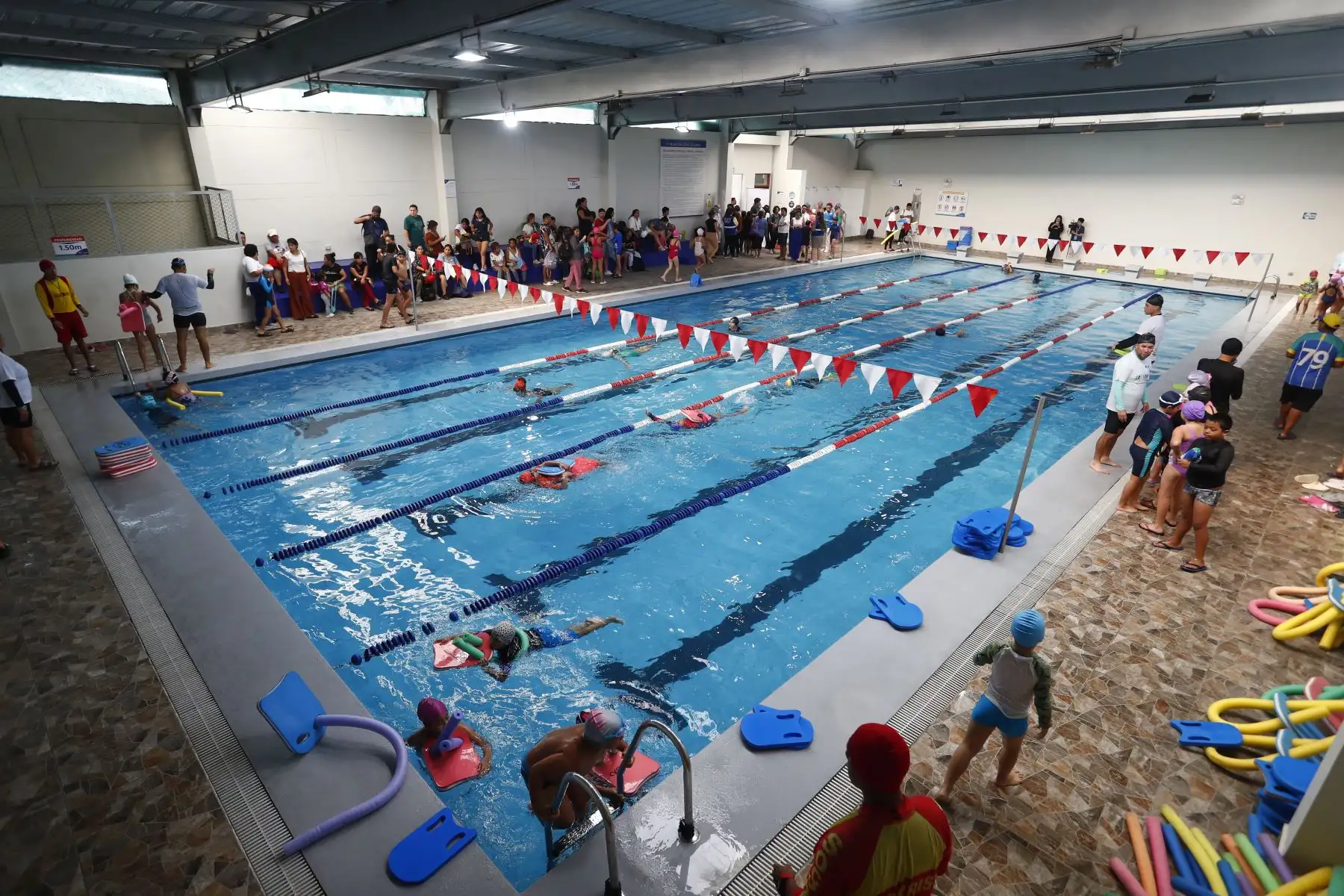 La Municipalidad de Lima, a través de la Subgerencia de Salud Pública y Agua de Emergencia, realizó una inspección sanitaria en la Piscina Municipal Virrey Toledo, ubicada en el Cercado de Lima, para constatar si se encuentra en condición saludable y apta para el uso del público en general. Foto: ANDINA/Daniel Bracamonte